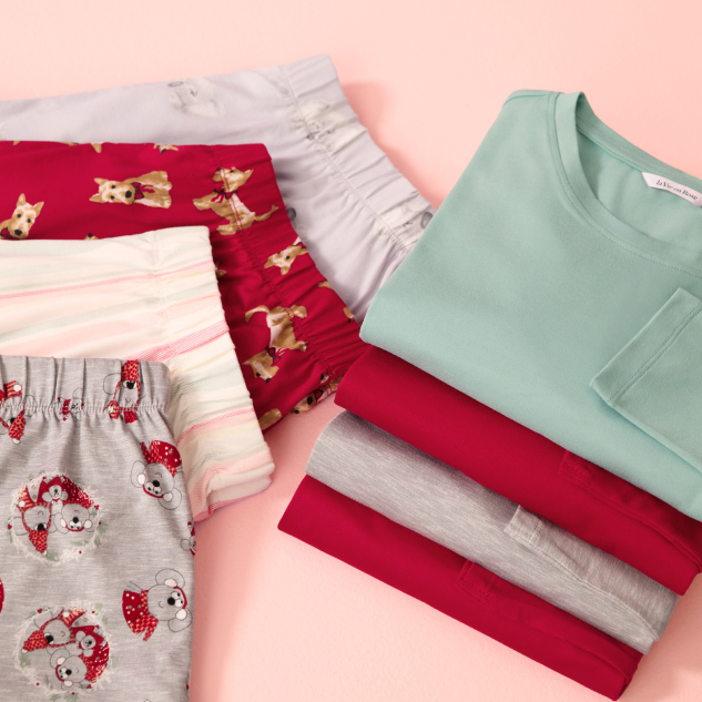 quatre pyjamas du Projet pyjamas aux motifs et couleurs vari&eacute;s.