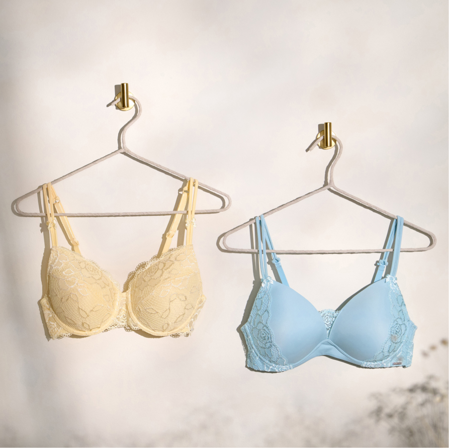 TDeux soutiens-gorge mastectomie Muse suspendus sur des ceintres. Un jaune, l'autre bleu.