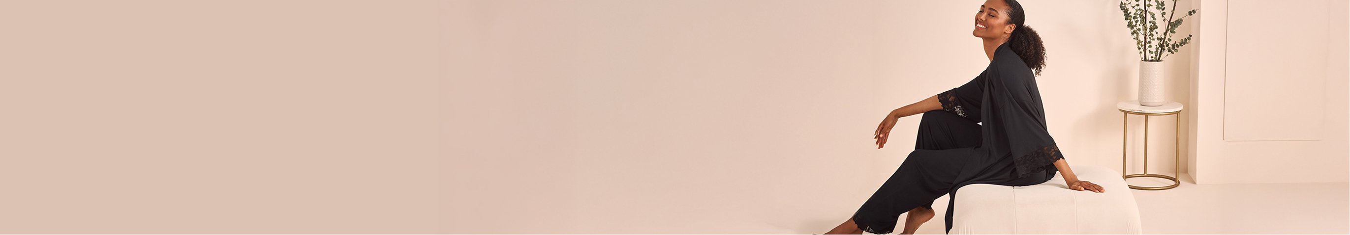 Mannequin portant un pantalon, une camisole et un kimono noirs en modal.