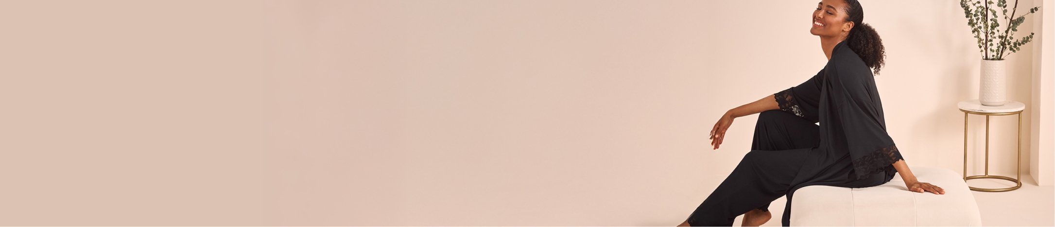 Mannequin portant un pantalon, une camisole et un kimono noirs en modal.