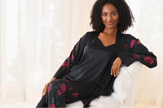 Mannequin en ensemble satiné noir à roses rouges : camisole, pantalon et kimono