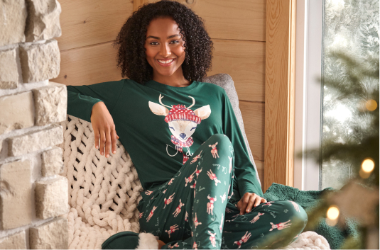 Mannequin en pyjama vert sapin à manches longues avec des motifs de rennes.