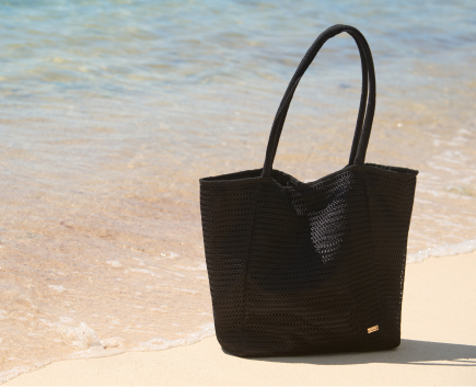 Accessoires de plage pos&eacute;s au bord d'une piscine