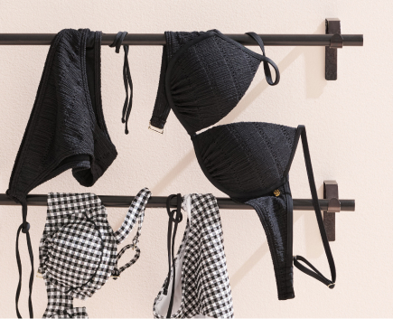 Tankini brun textur&eacute; et sa culotte assortie, suspendus sur un file pour s&eacute;cher