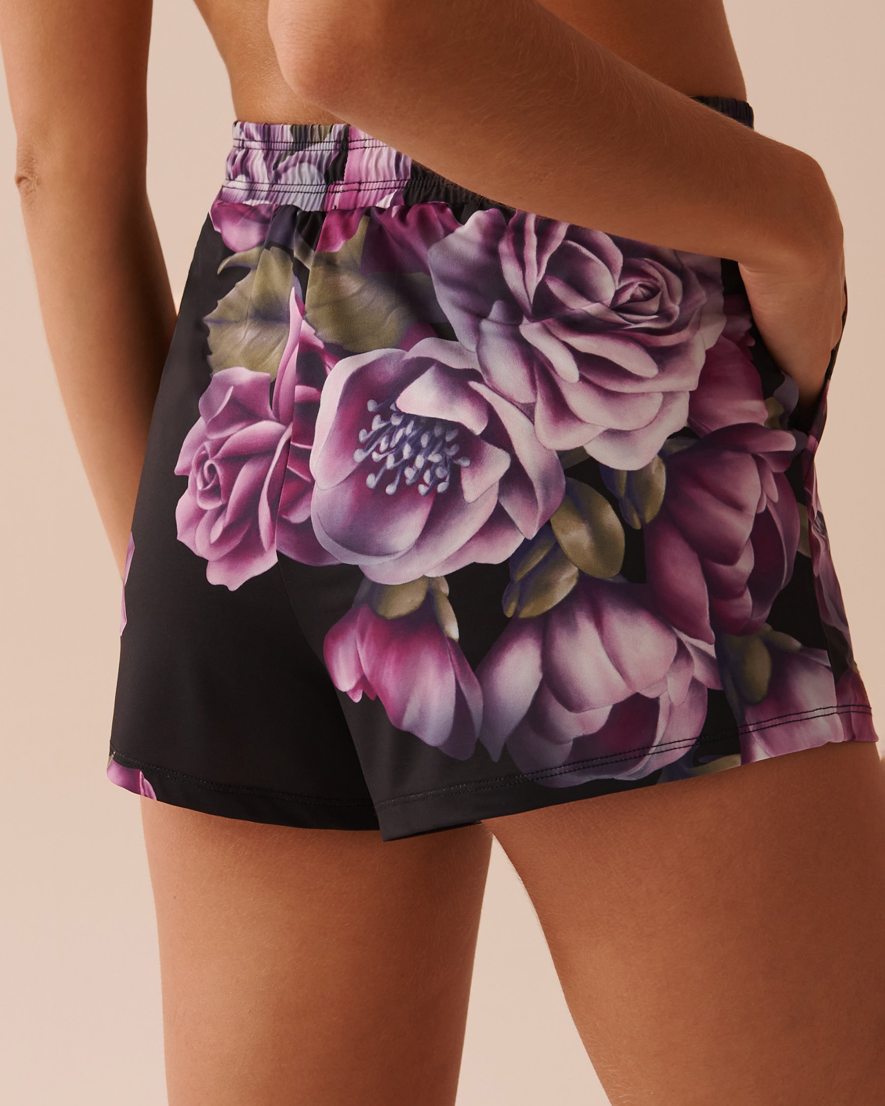 LA VIE EN ROSE Short à fleurs violettes en fibres recyclées Bouquet violet 60200107 - View2