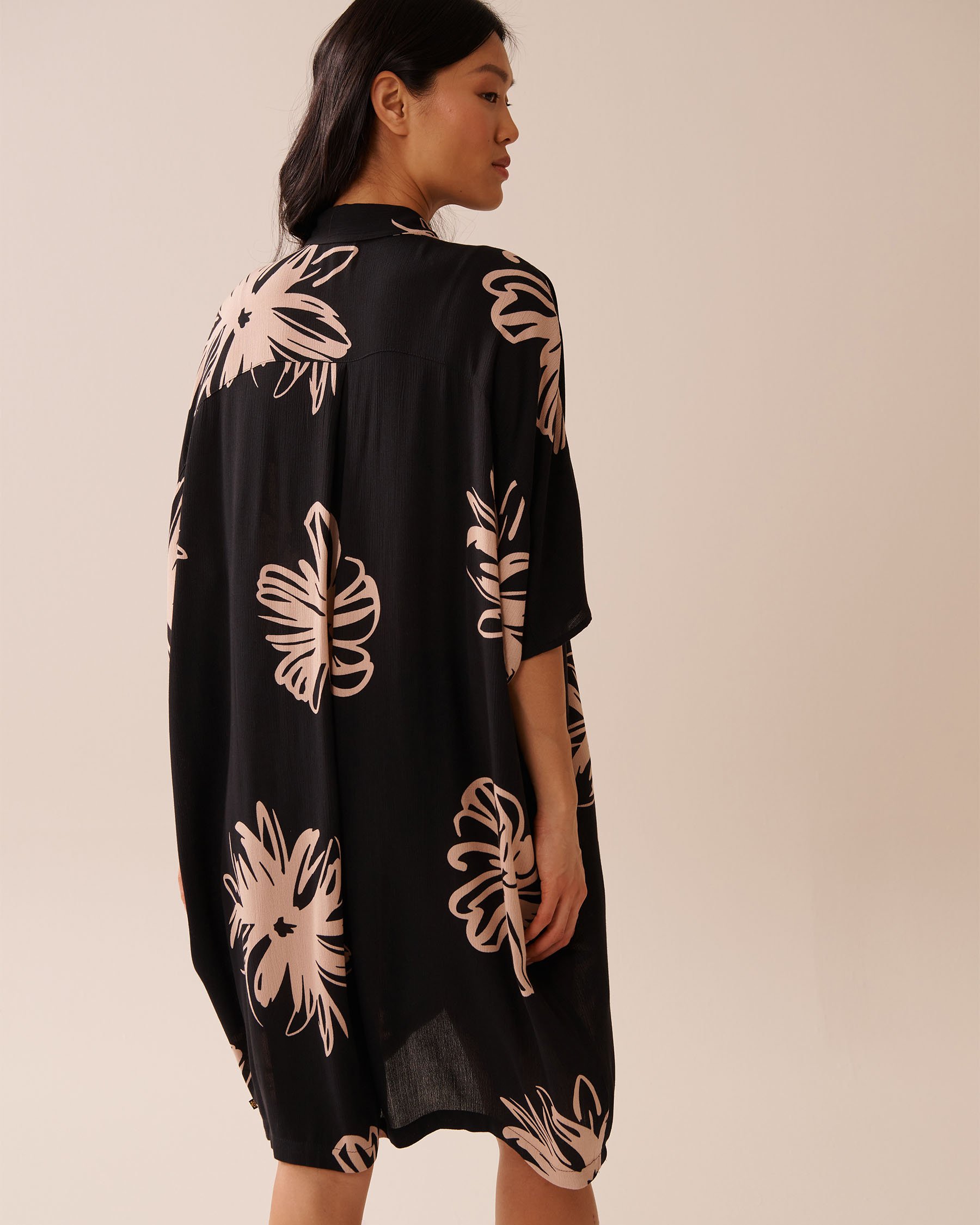 LA VIE EN ROSE AQUA Long Gauze Shirt Black Hibiscus 80100035 - View3