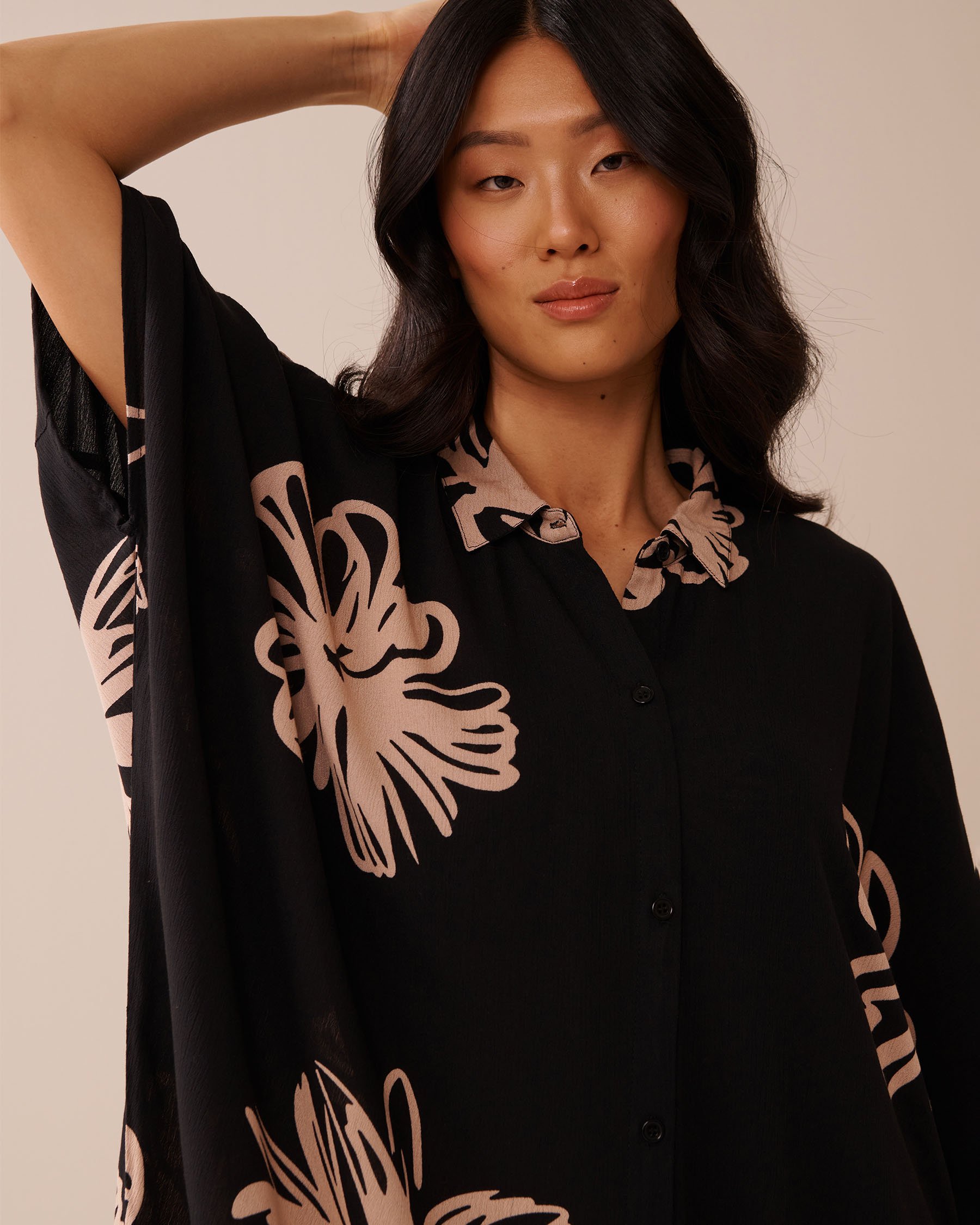 LA VIE EN ROSE AQUA Long Gauze Shirt Black Hibiscus 80100035 - View4