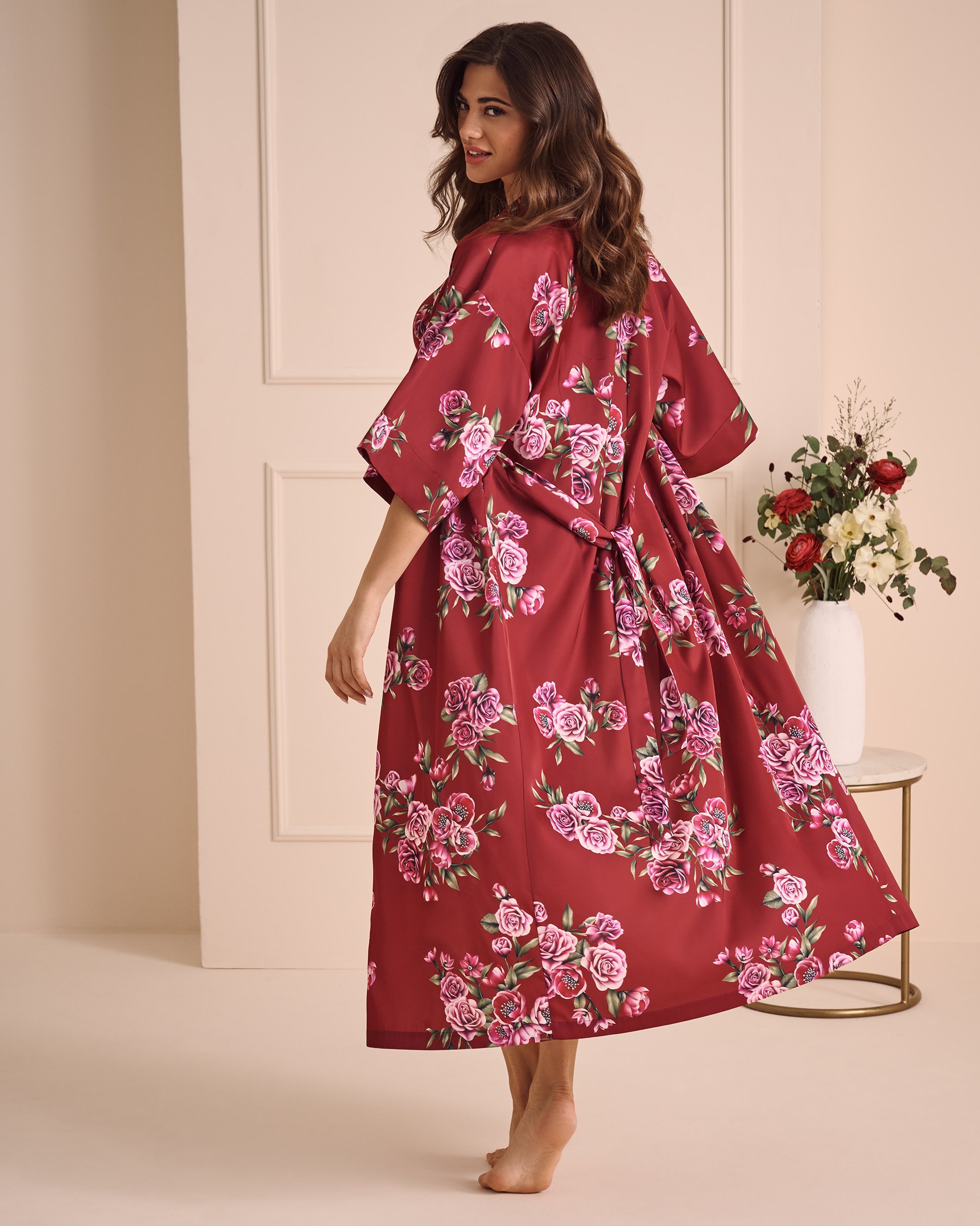LA VIE EN ROSE Rose Print Satin Long Kimono Red Rose Garden 60600098 - View2