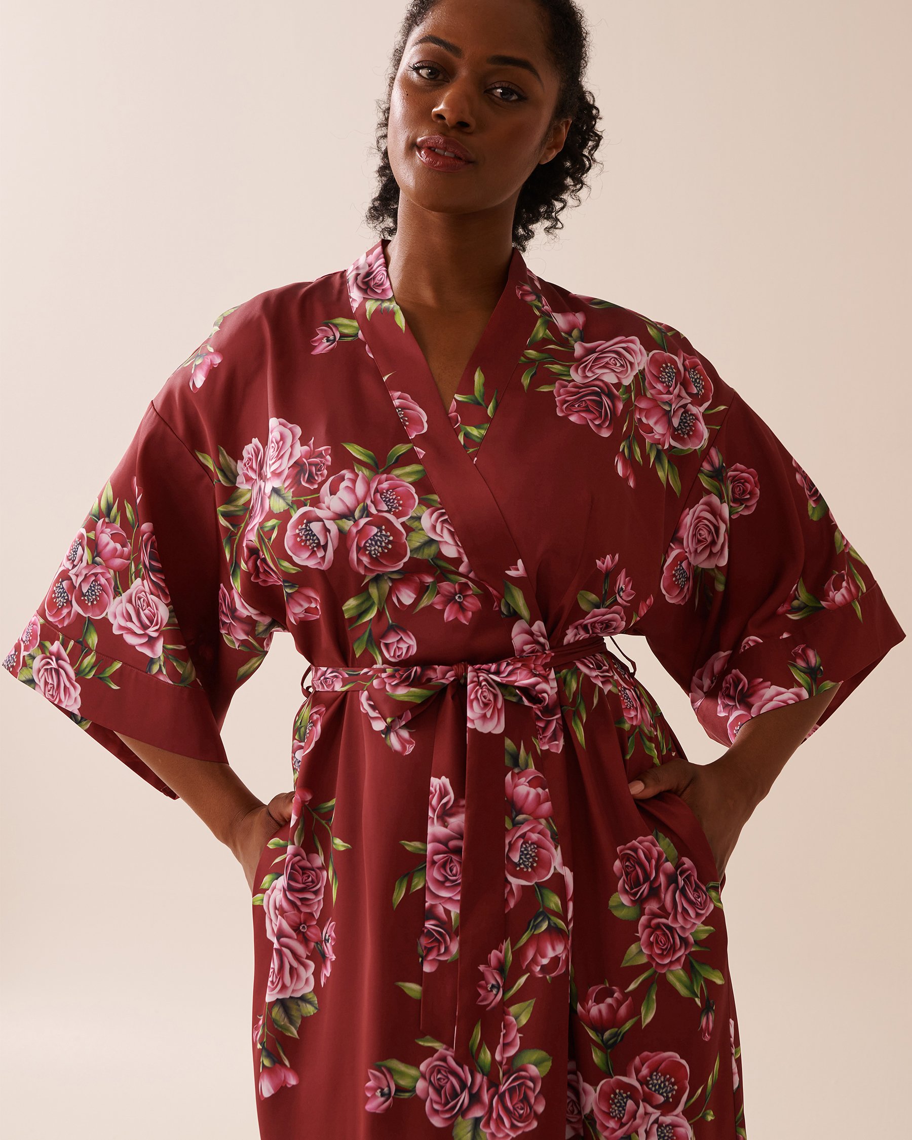LA VIE EN ROSE Rose Print Satin Long Kimono Red Rose Garden 60600098 - View6
