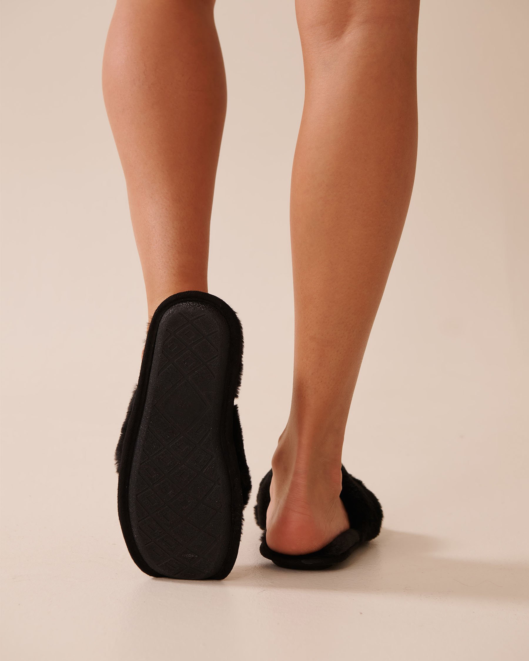 LA VIE EN ROSE Faux Fur Flip-flop Slippers Black 40700409 - View2