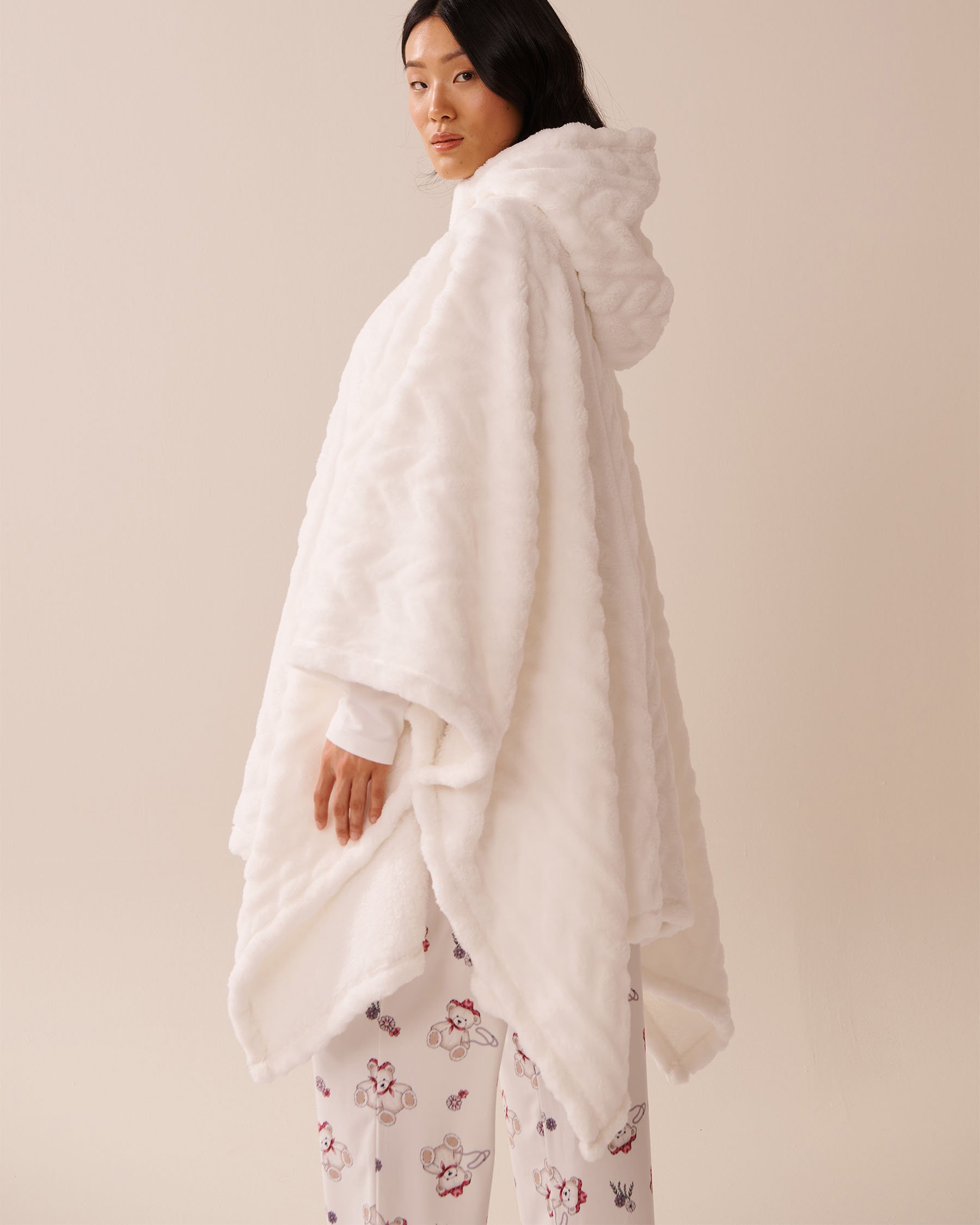 LA VIE EN ROSE Cable Effect Soft Plush Hooded Cape White 40700411 - View2