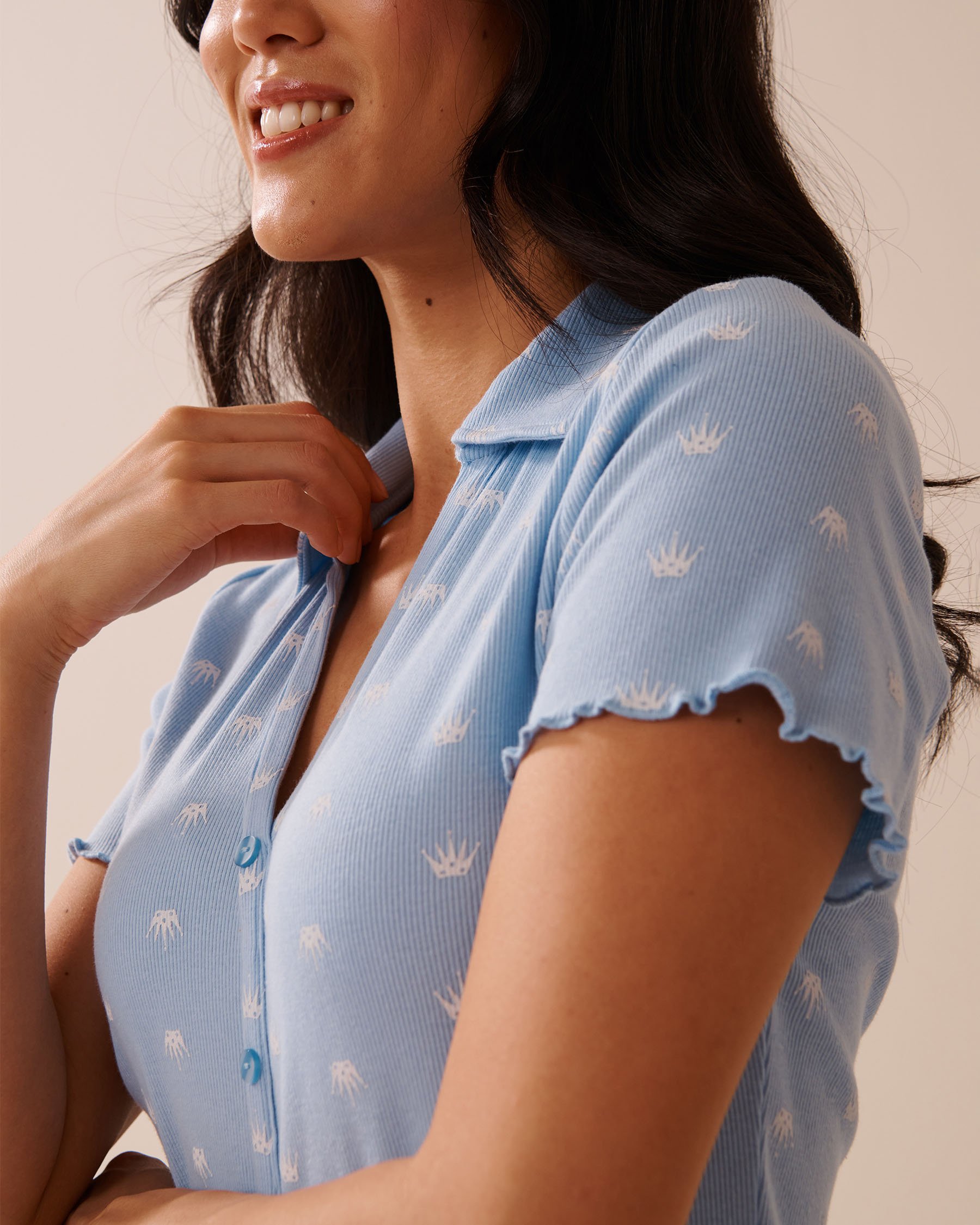 LA VIE EN ROSE Crown Print Ribbed Short Sleeve Button-down Shirt Baby Blue/Crowns 40100758 - View3
