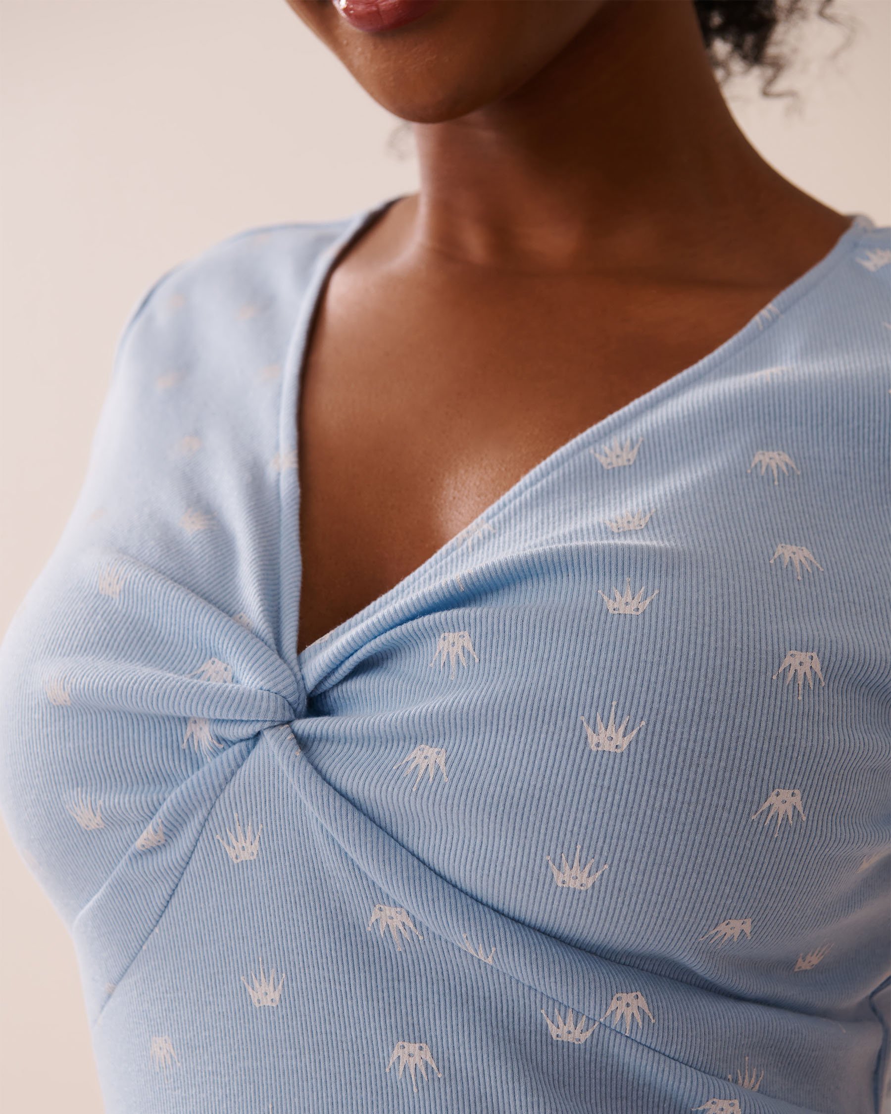 LA VIE EN ROSE Chemise de nuit côtelée imprimé couronnes Bleu pastel/Couronnes 40500439 - Voir3