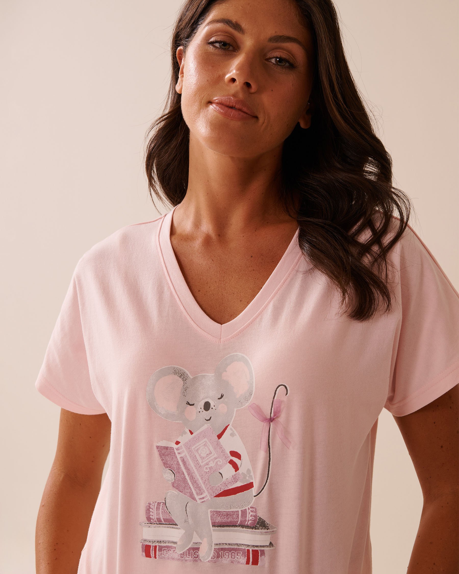 LA VIE EN ROSE Mouse Print Cotton V-neck T-shirt Lotus Pink 40100768 - View3