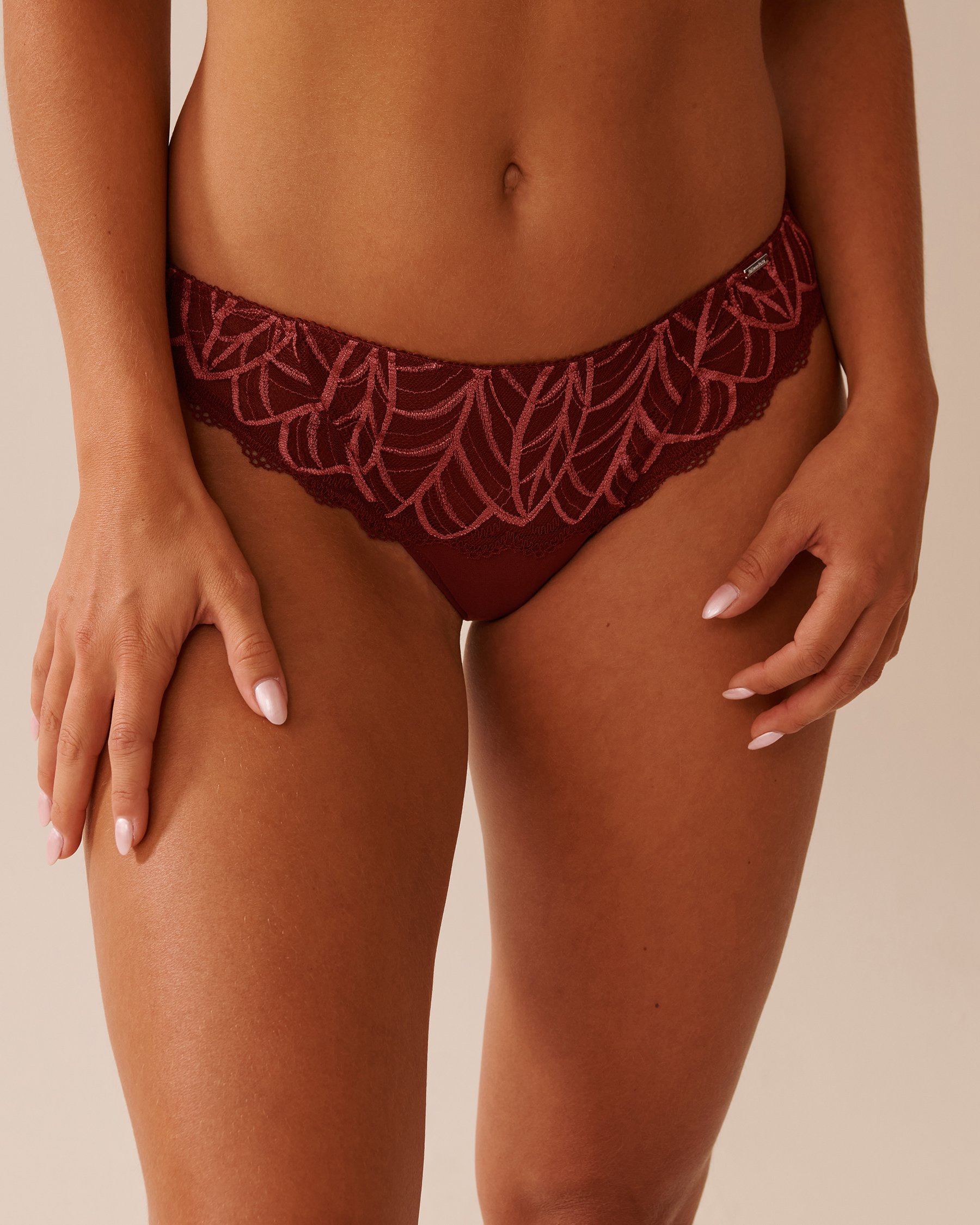 LA VIE EN ROSE 2-tone Lace and Mesh Thong Panty Berry Red 20300422 - View1