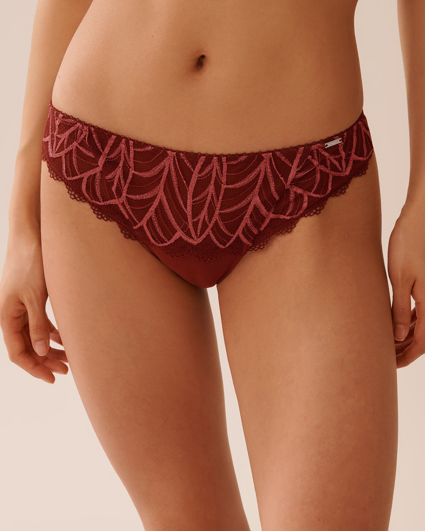 LA VIE EN ROSE 2-tone Lace and Mesh Thong Panty Berry Red 20300422 - View4