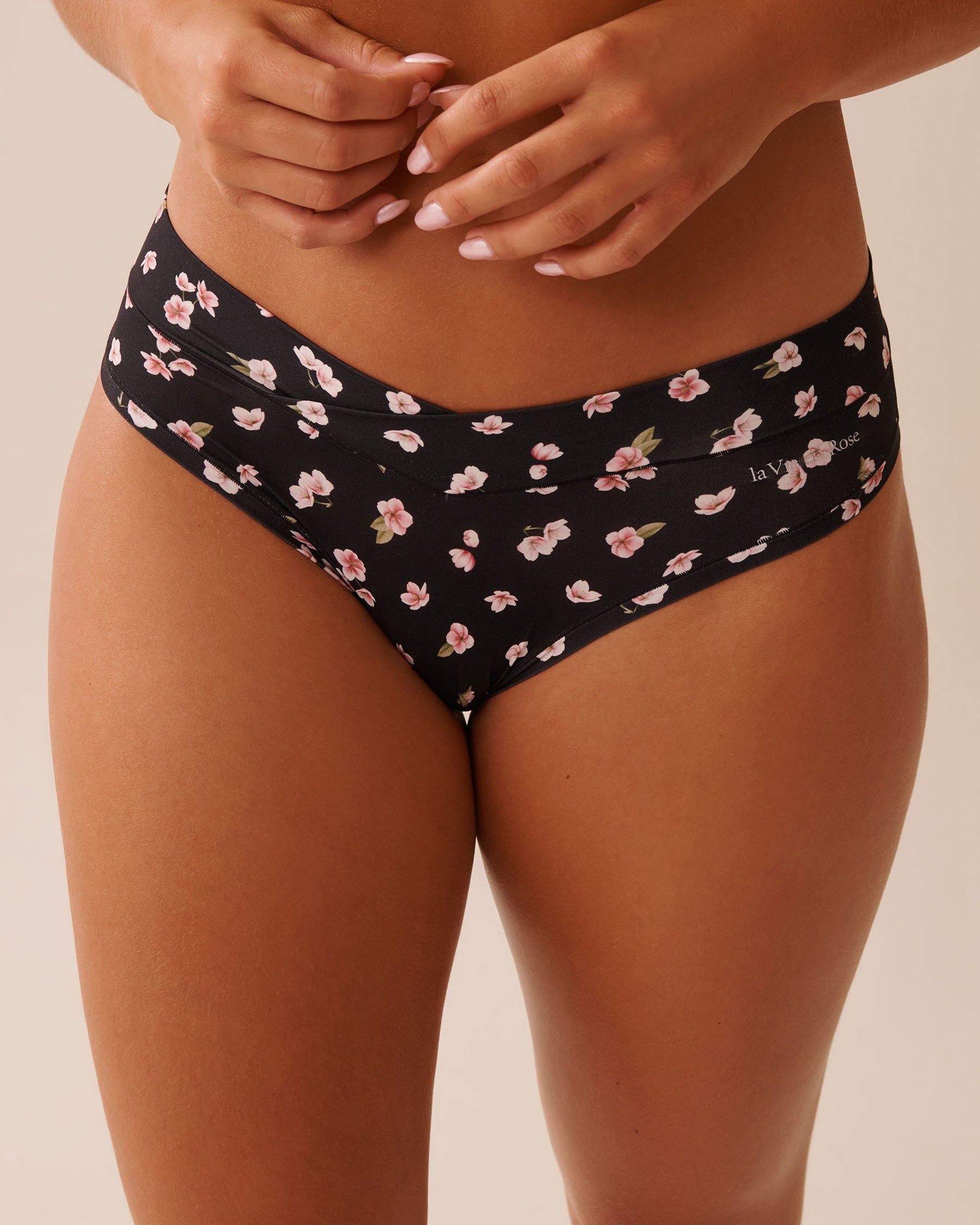LA VIE EN ROSE Perfect Fit Bikini Panty Black/Cherry Blossom 20200672 - View1