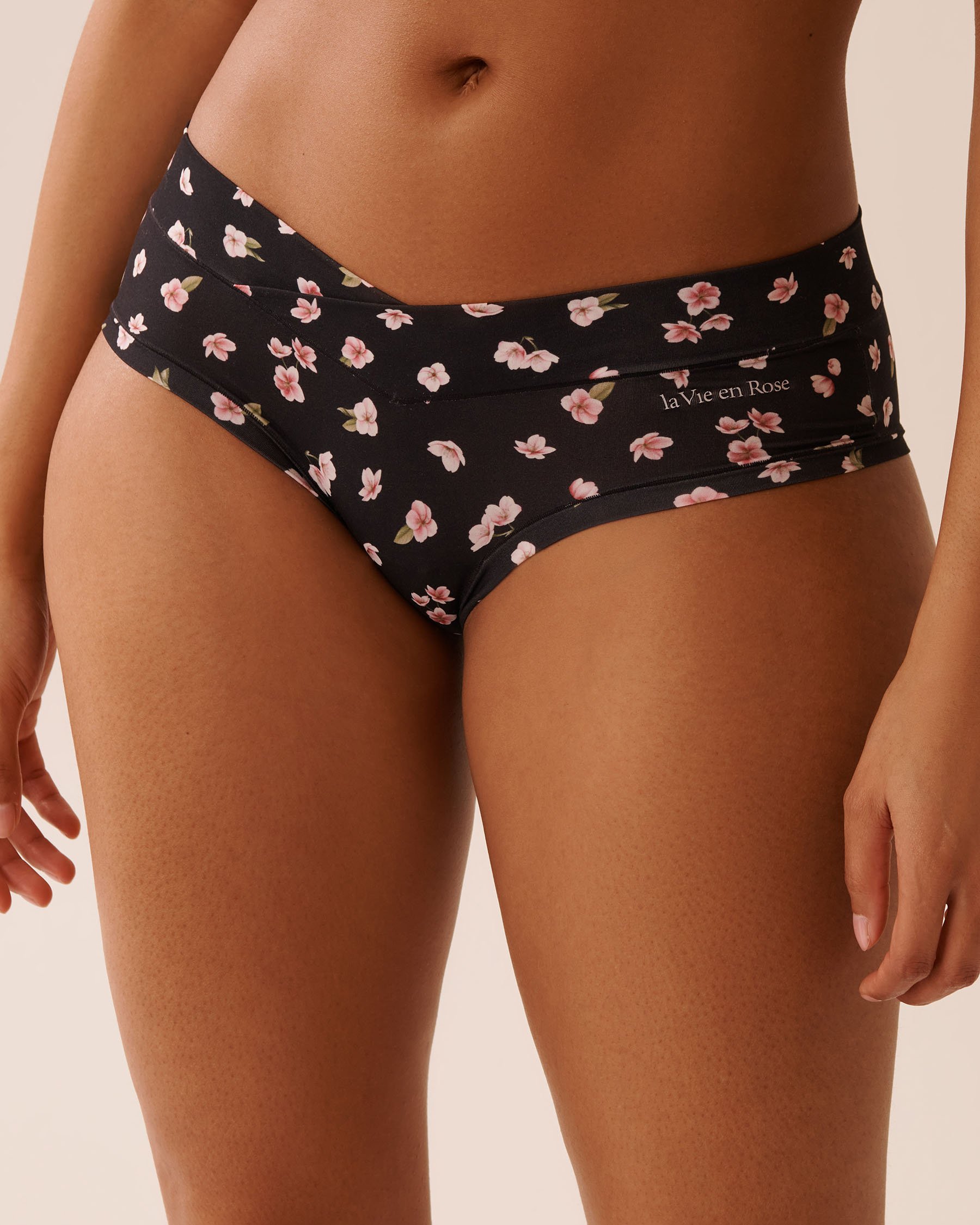 LA VIE EN ROSE Perfect Fit Hiphugger Panty Black/Cherry Blossom 20200673 - View1