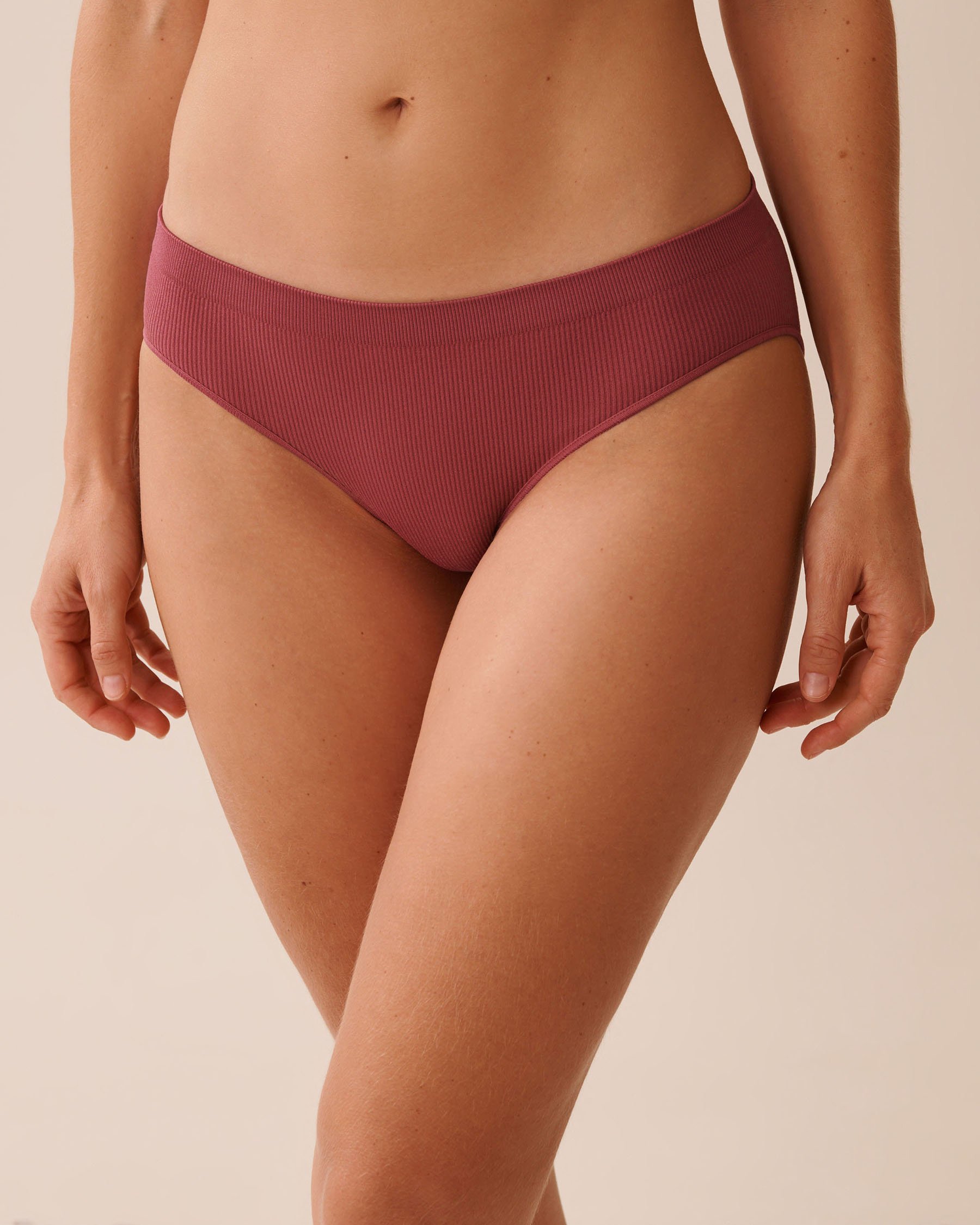 LA VIE EN ROSE Seamless Fabric Ribbed Bikini Panty Raspberry Red 20200667 - View3