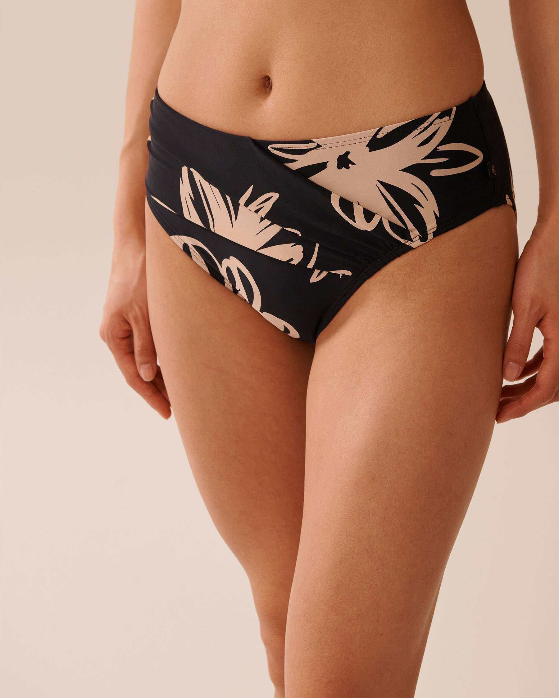 LA VIE EN ROSE AQUA BLACK HIBISCUS Mid Waist Bikini Bottom Black Hibiscus 70300772 - View1