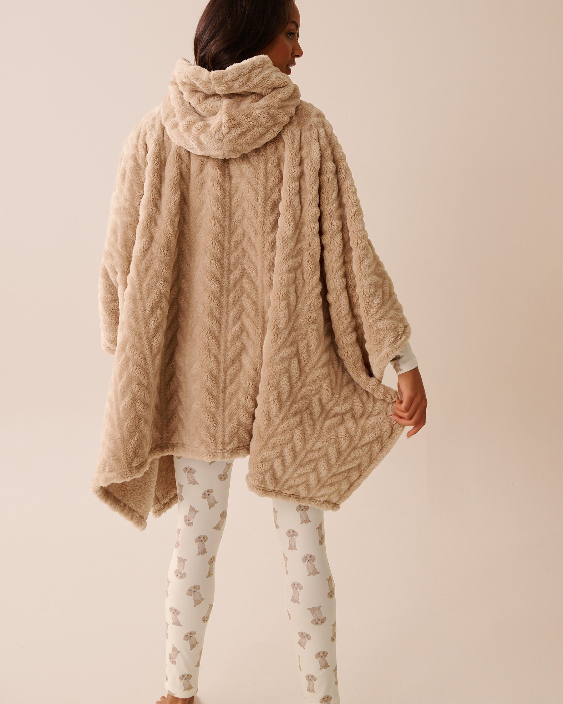 LA VIE EN ROSE Cable Effect Soft Plush Hooded Cape Beige 40700414 - View2