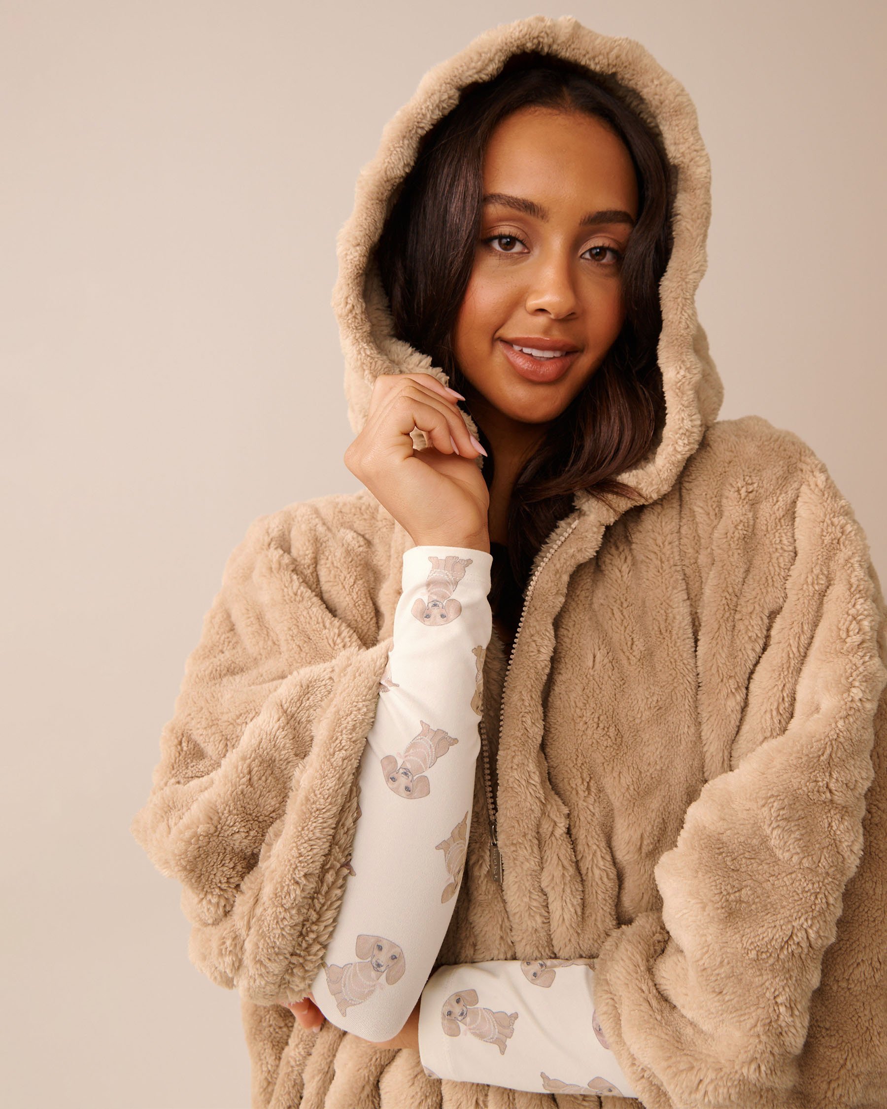 LA VIE EN ROSE Cable Effect Soft Plush Hooded Cape Beige 40700414 - View3