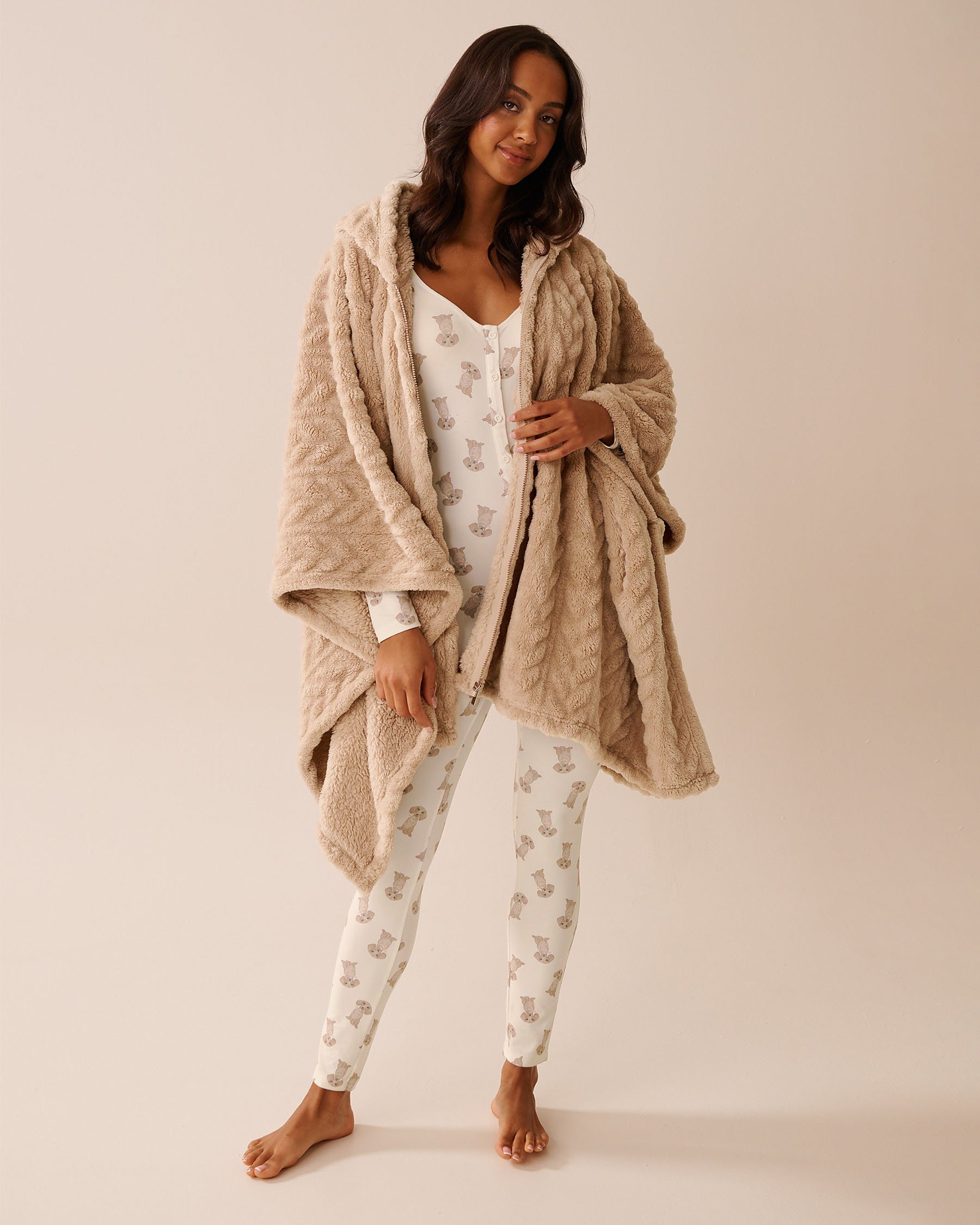 LA VIE EN ROSE Cable Effect Soft Plush Hooded Cape Beige 40700414 - View4