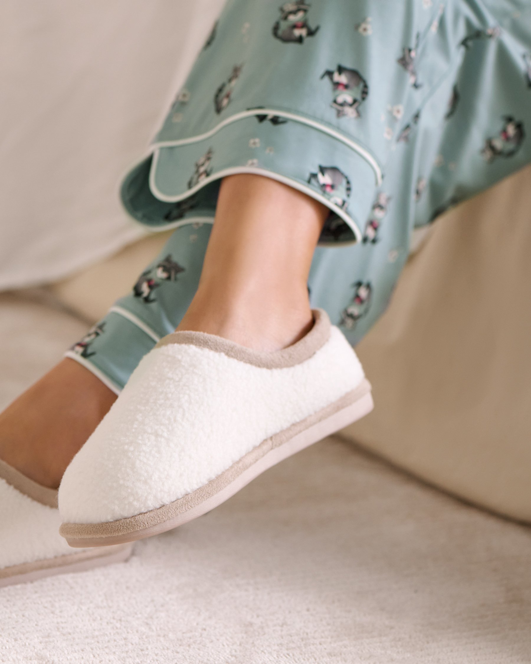 LA VIE EN ROSE Curly Fur Slippers White 40700422 - View1