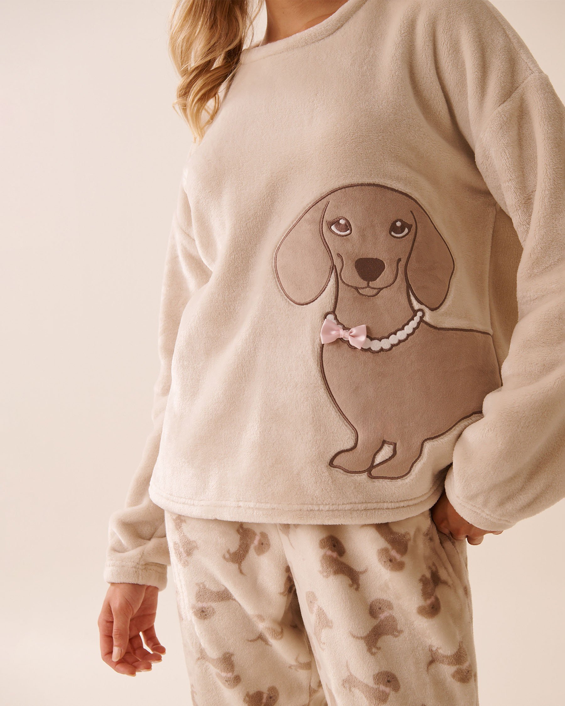 LA VIE EN ROSE Dachshund Print Soft Plush PJ Set Beige/Dachshunds 40400085 - View5