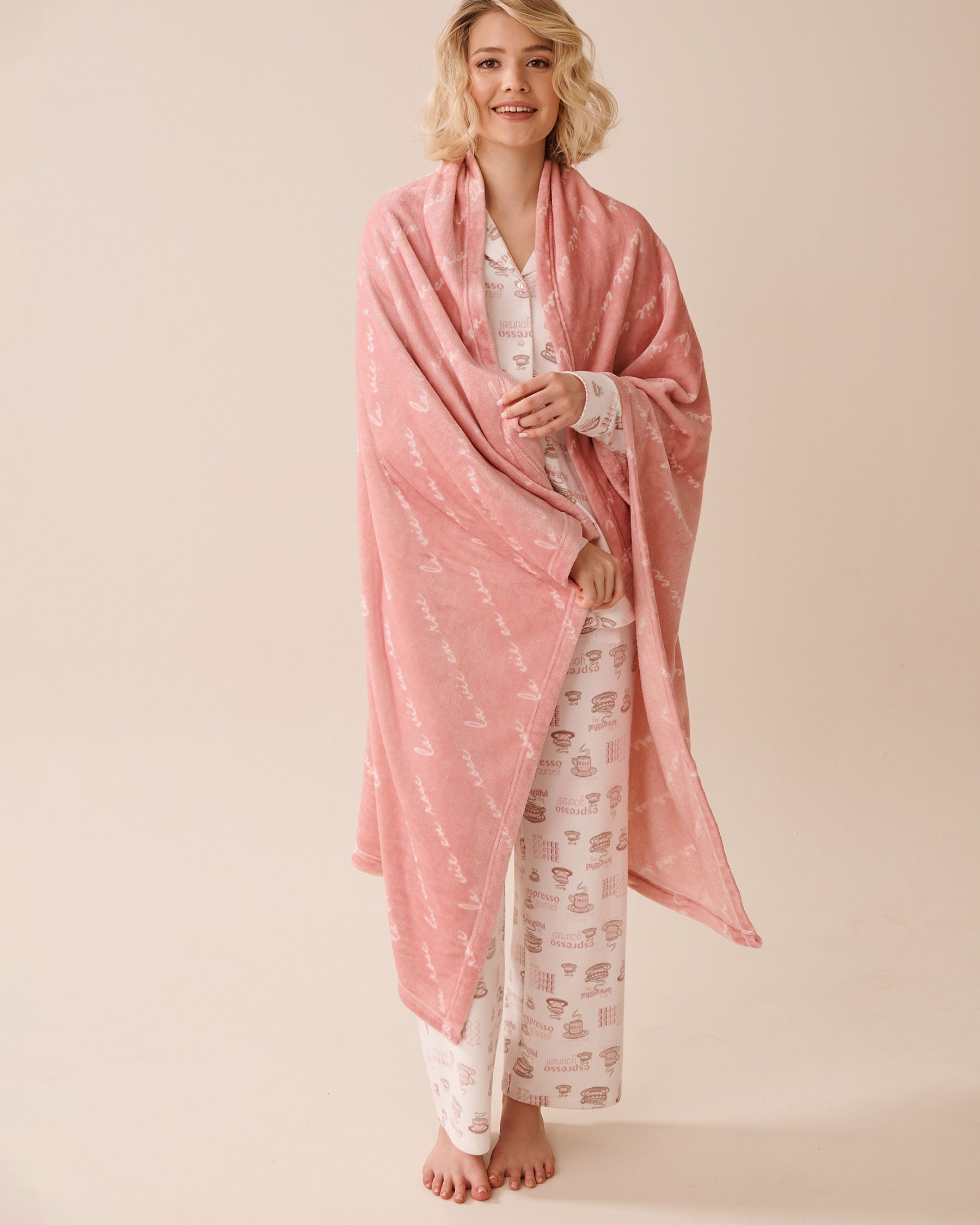 LA VIE EN ROSE La Vie en Rose Soft Plush Blanket Blush Pink 40700415 - View1