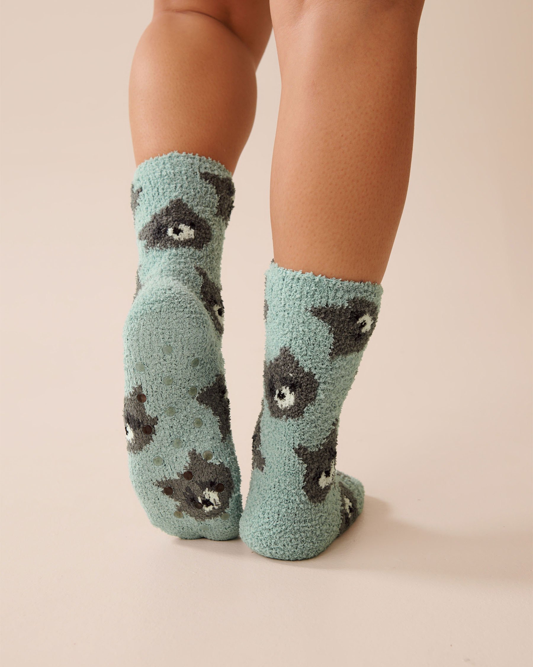 LA VIE EN ROSE Plush Raccoon Socks Green/Raccoons 40700417 - View2
