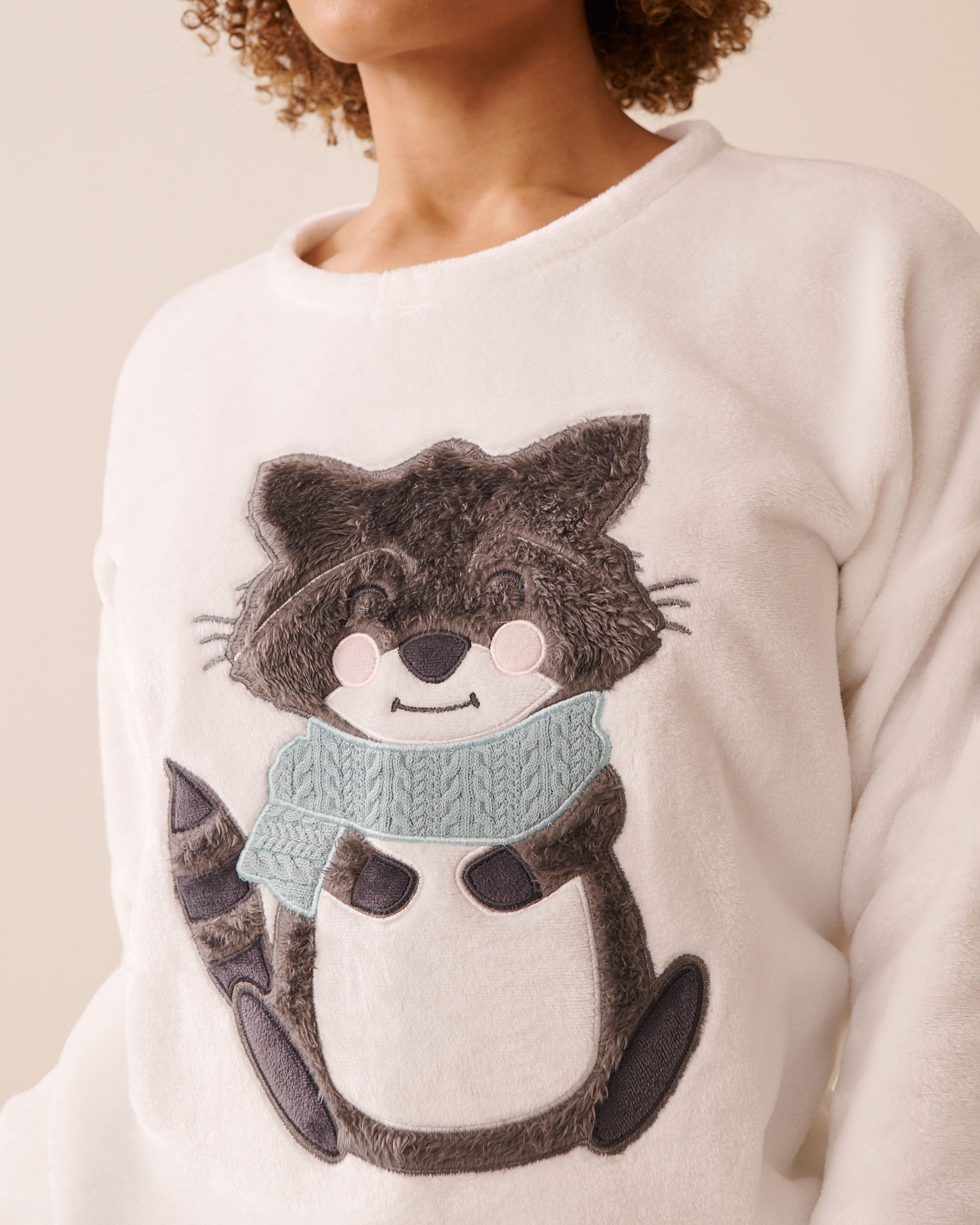 LA VIE EN ROSE Raccoon Print Soft Plush PJ Set White/Raccoons 40400085 - View3