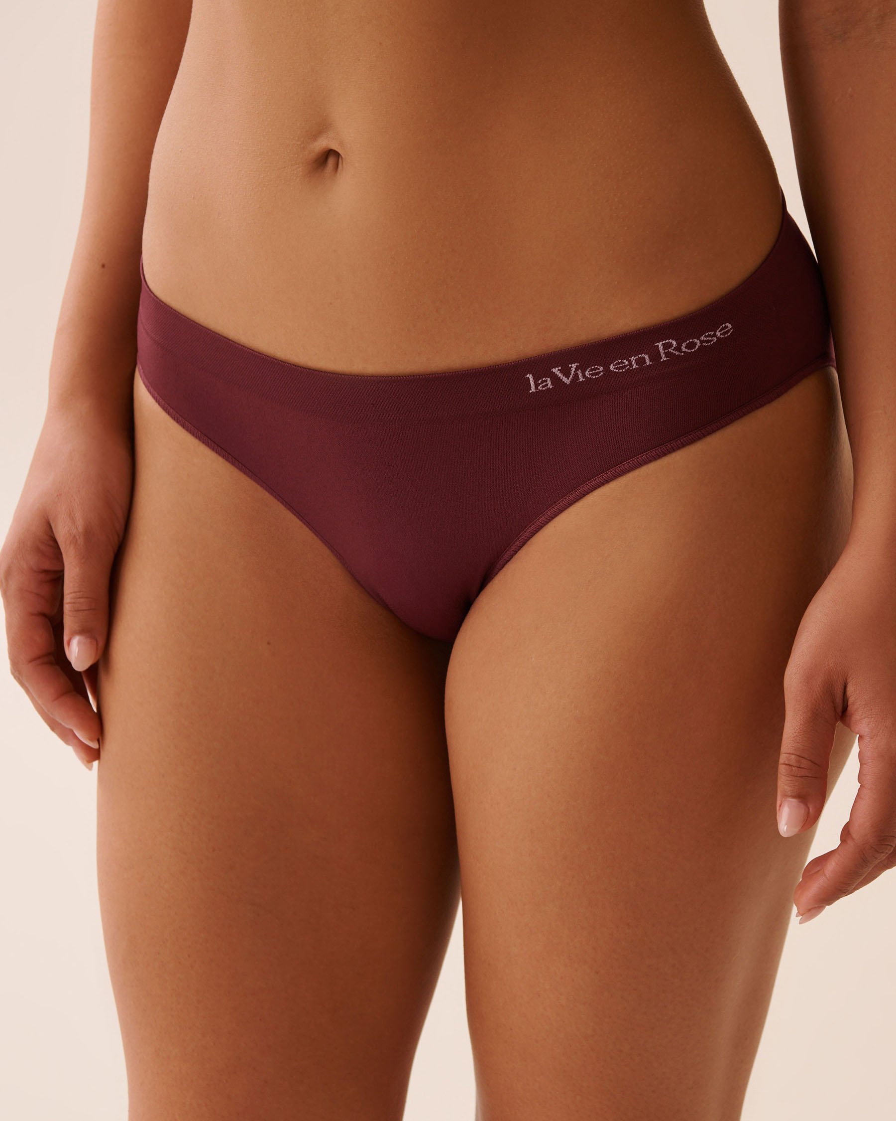 LA VIE EN ROSE Seamless Fabric Bikini Panty Burgundy 20200690 - View1