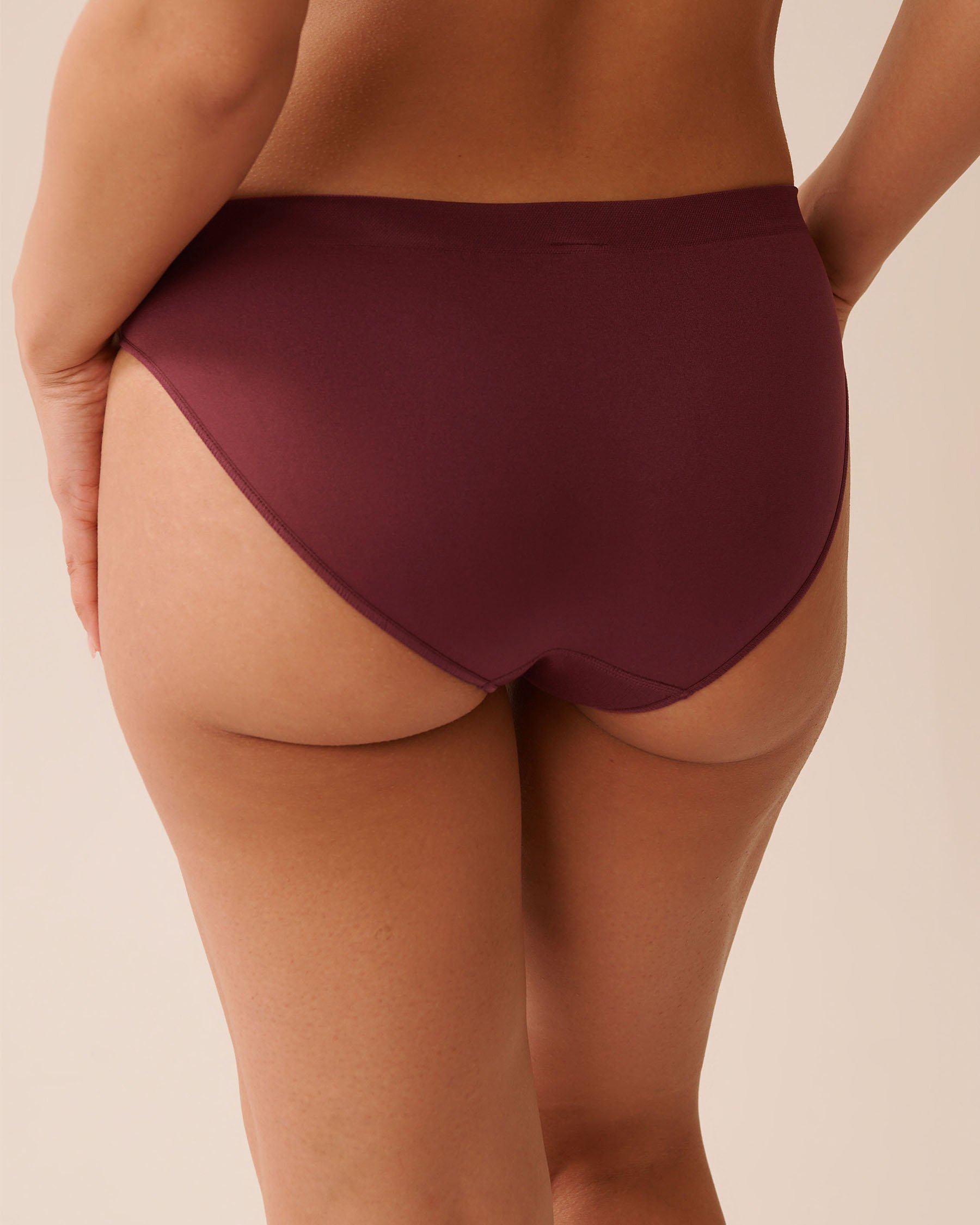 LA VIE EN ROSE Seamless Fabric Bikini Panty Burgundy 20200690 - View2