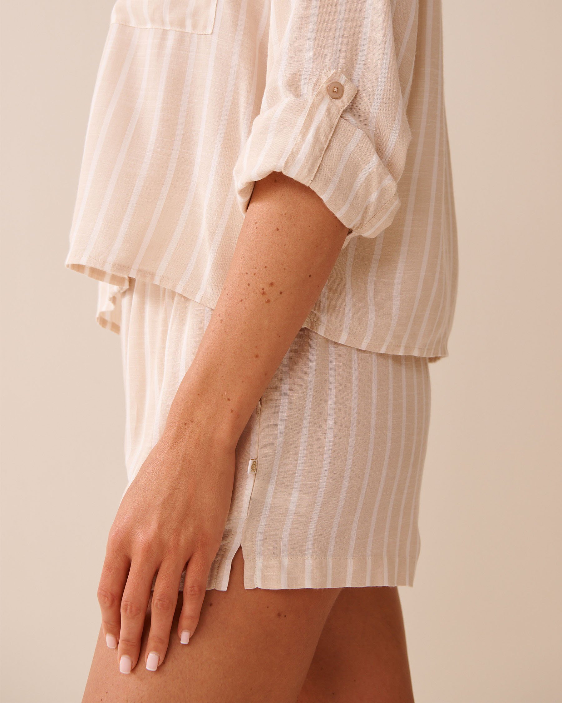 LA VIE EN ROSE AQUA Striped Crop Button-down Shirt Beige & White Stripes 80100037 - View3