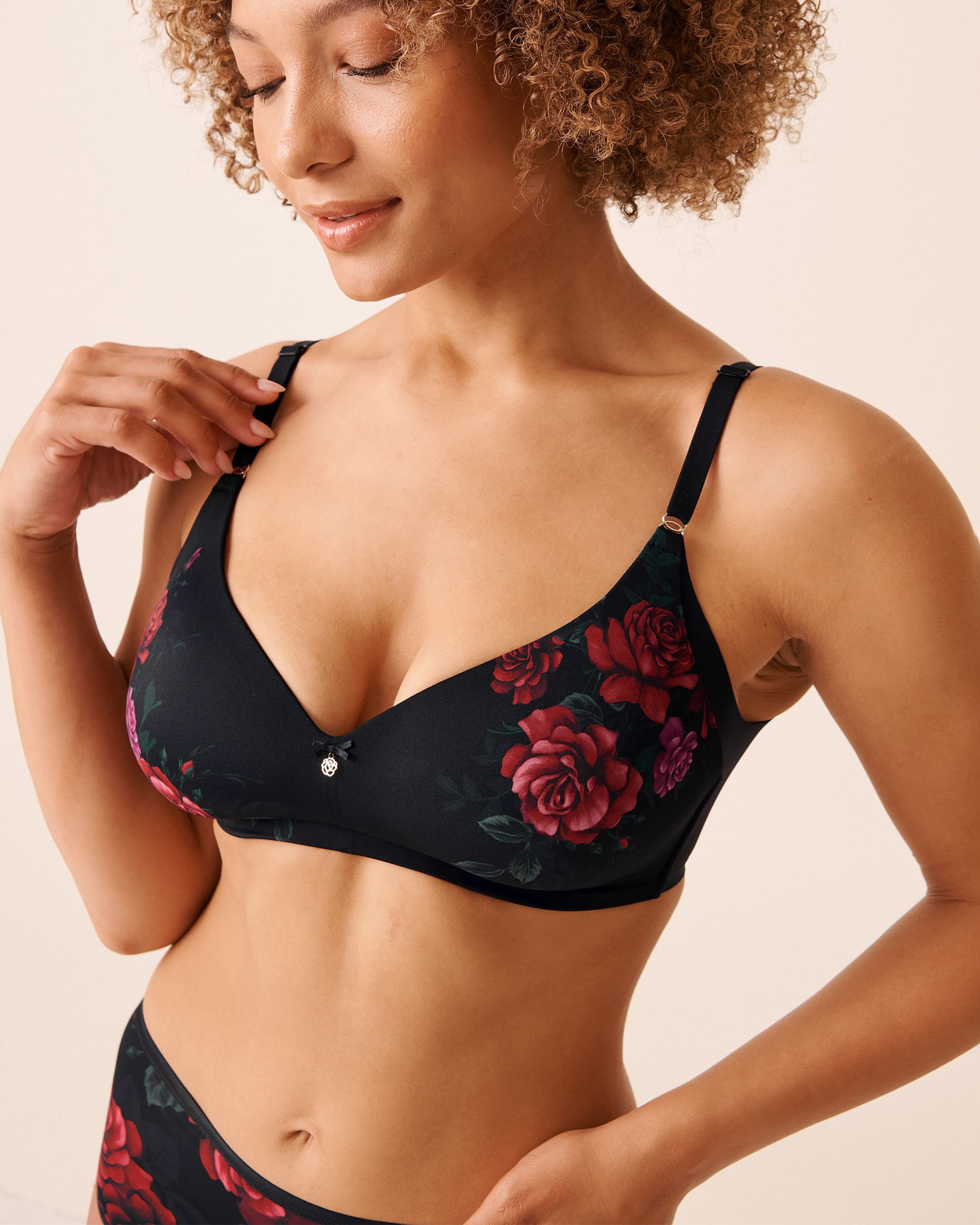 LA VIE EN ROSE Lightly Lined Wireless Sleek Back Bra Black/Red Roses 10200558 - View4