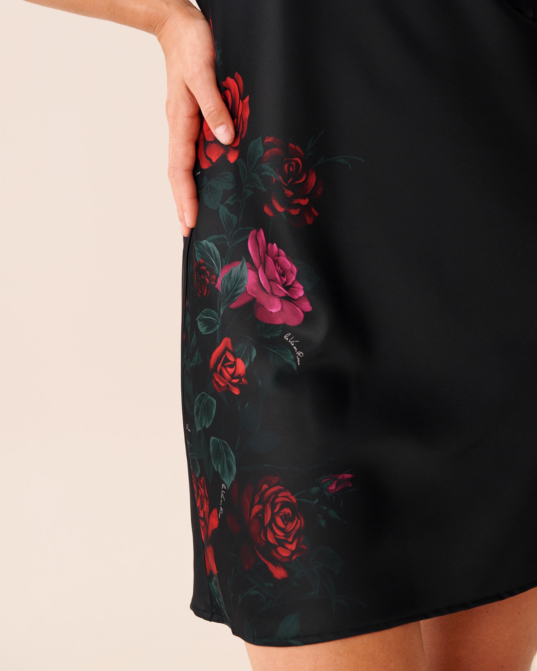 LA VIE EN ROSE Nuisette en satin imprimé roses rouges Noir/Roses rouges 60500210 - Voir3