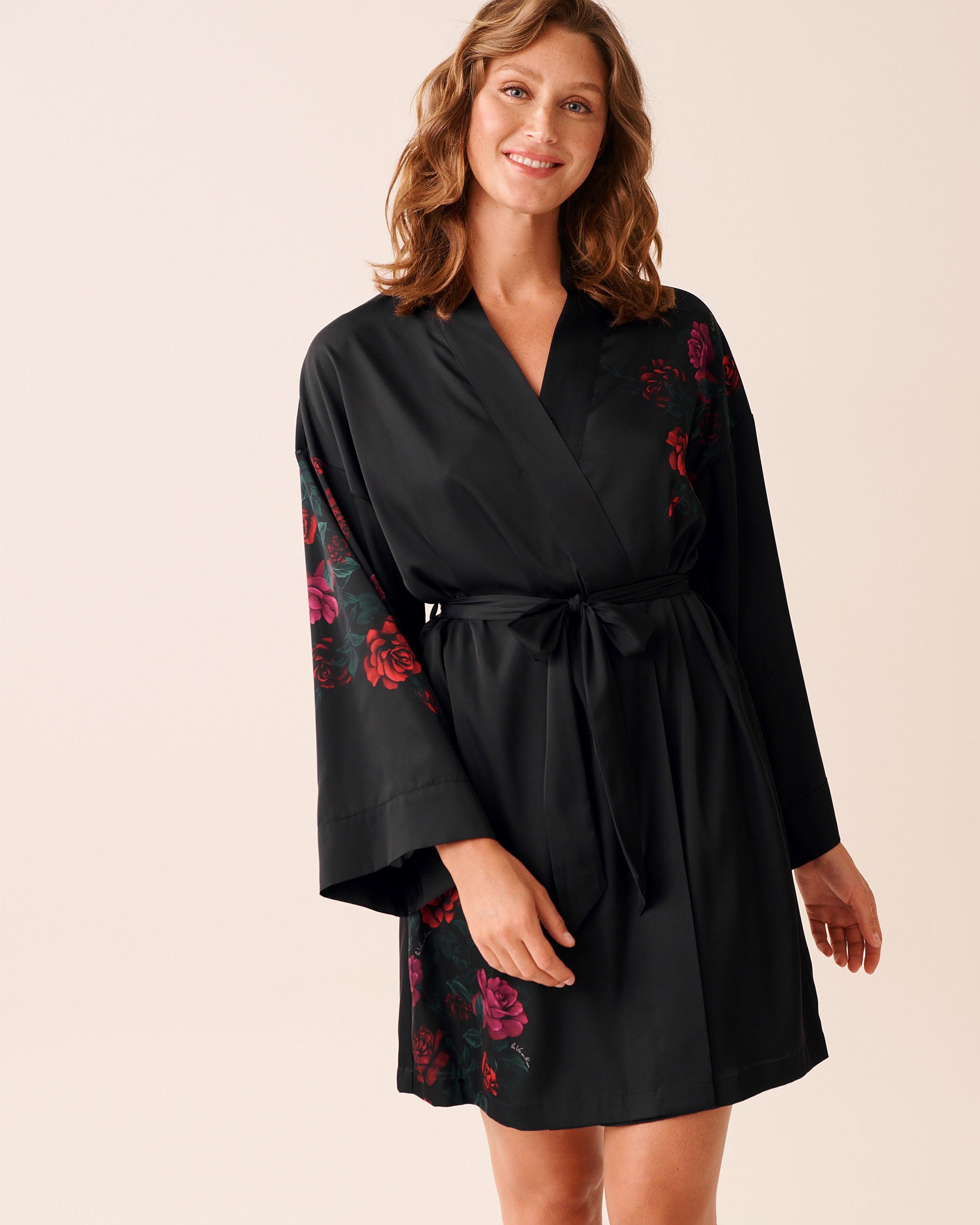 LA VIE EN ROSE Red Rose Print Satin Kimono Black/Red Roses 60600106 - View2