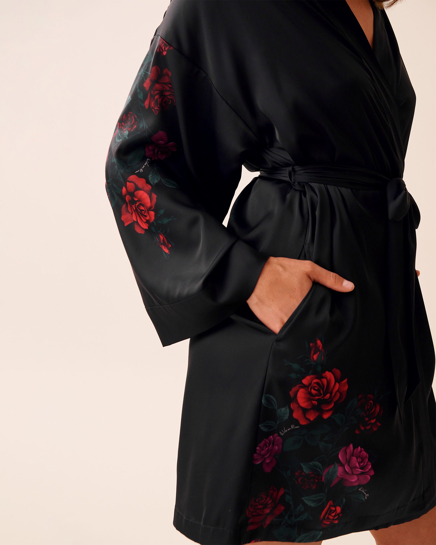 LA VIE EN ROSE Red Rose Print Satin Kimono Black/Red Roses 60600106 - View4