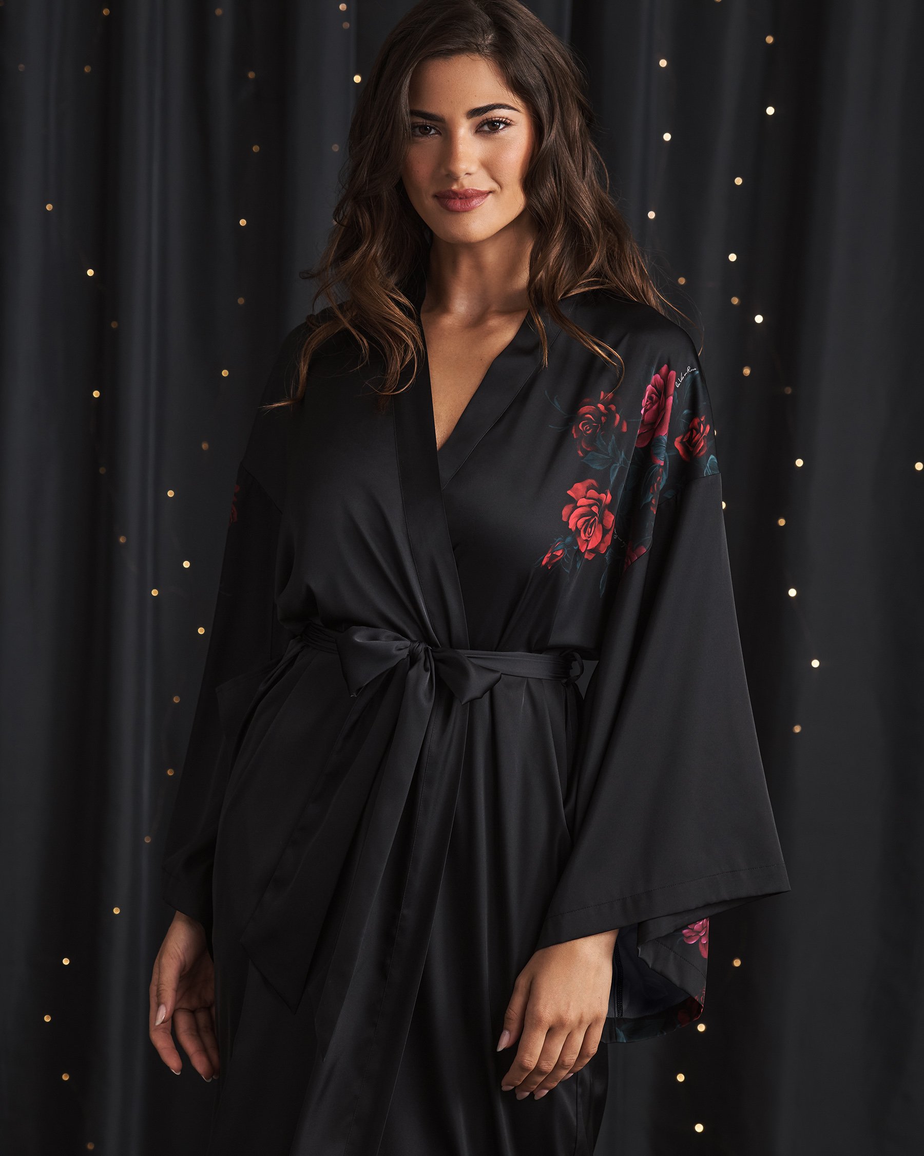 LA VIE EN ROSE Red Rose Print Long Satin Kimono Black/Red Roses 60600107 - View1