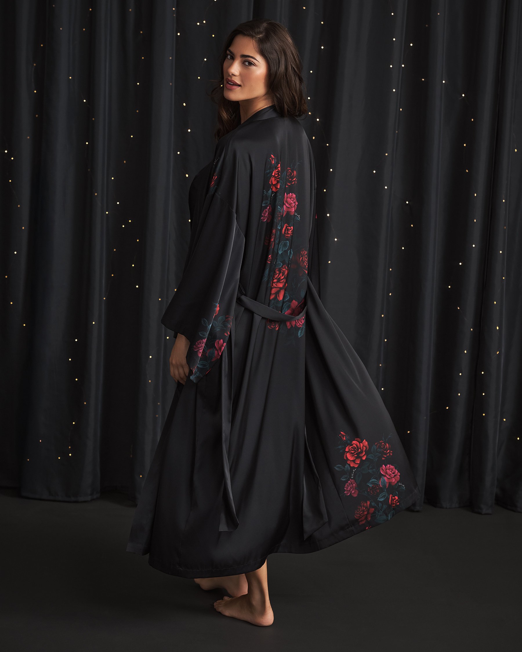 LA VIE EN ROSE Red Rose Print Long Satin Kimono Black/Red Roses 60600107 - View3