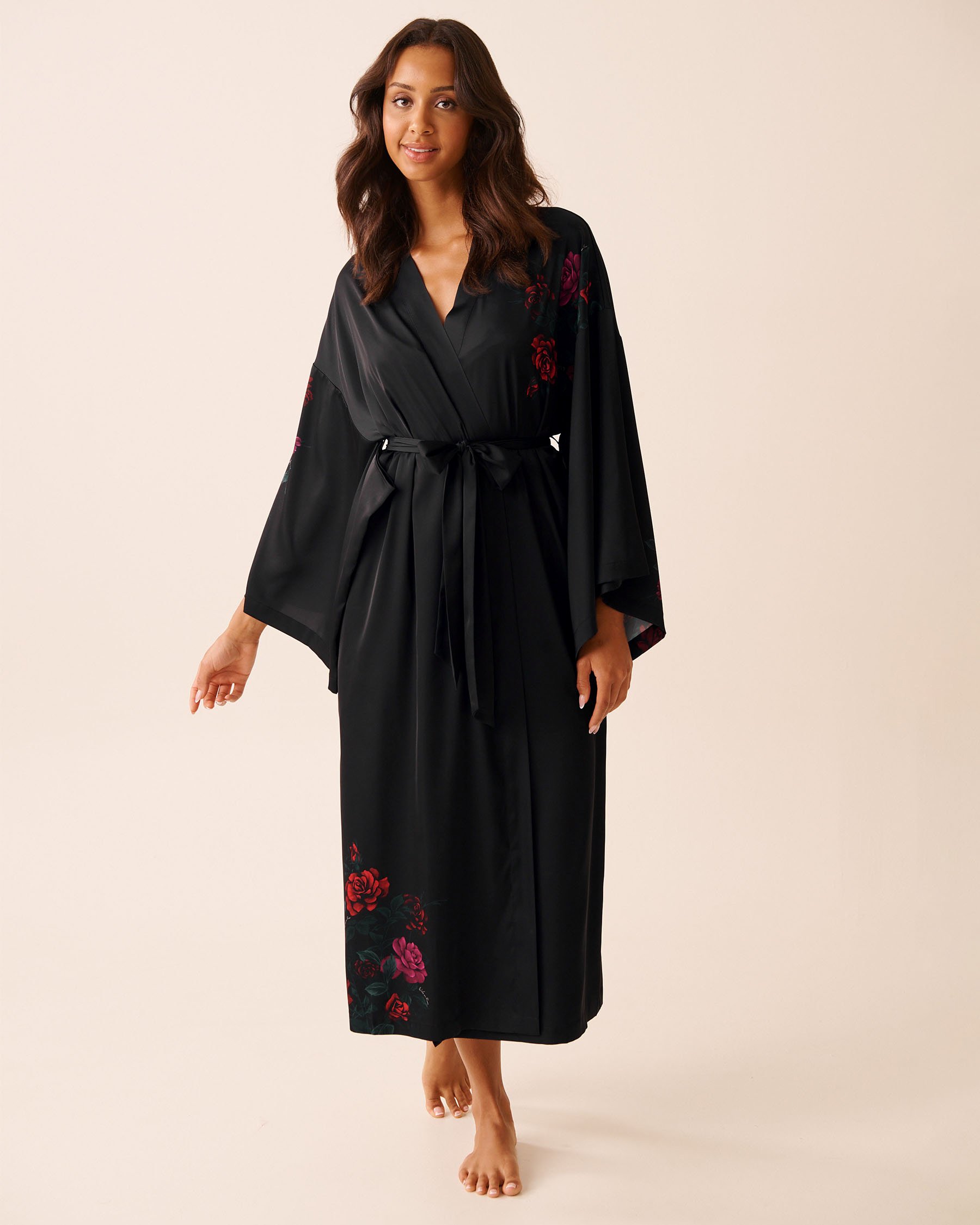 LA VIE EN ROSE Red Rose Print Long Satin Kimono Black/Red Roses 60600107 - View4