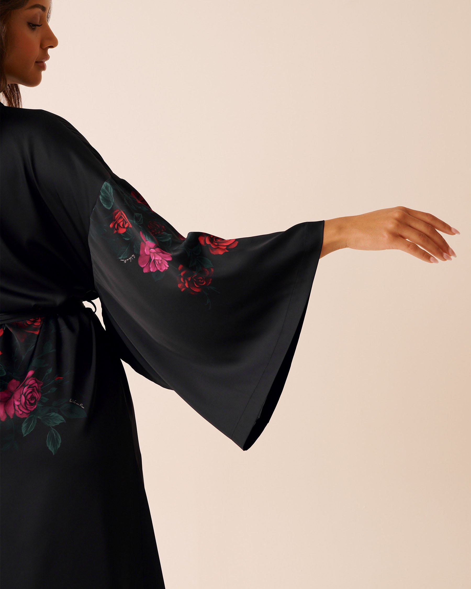 LA VIE EN ROSE Red Rose Print Long Satin Kimono Black/Red Roses 60600107 - View6