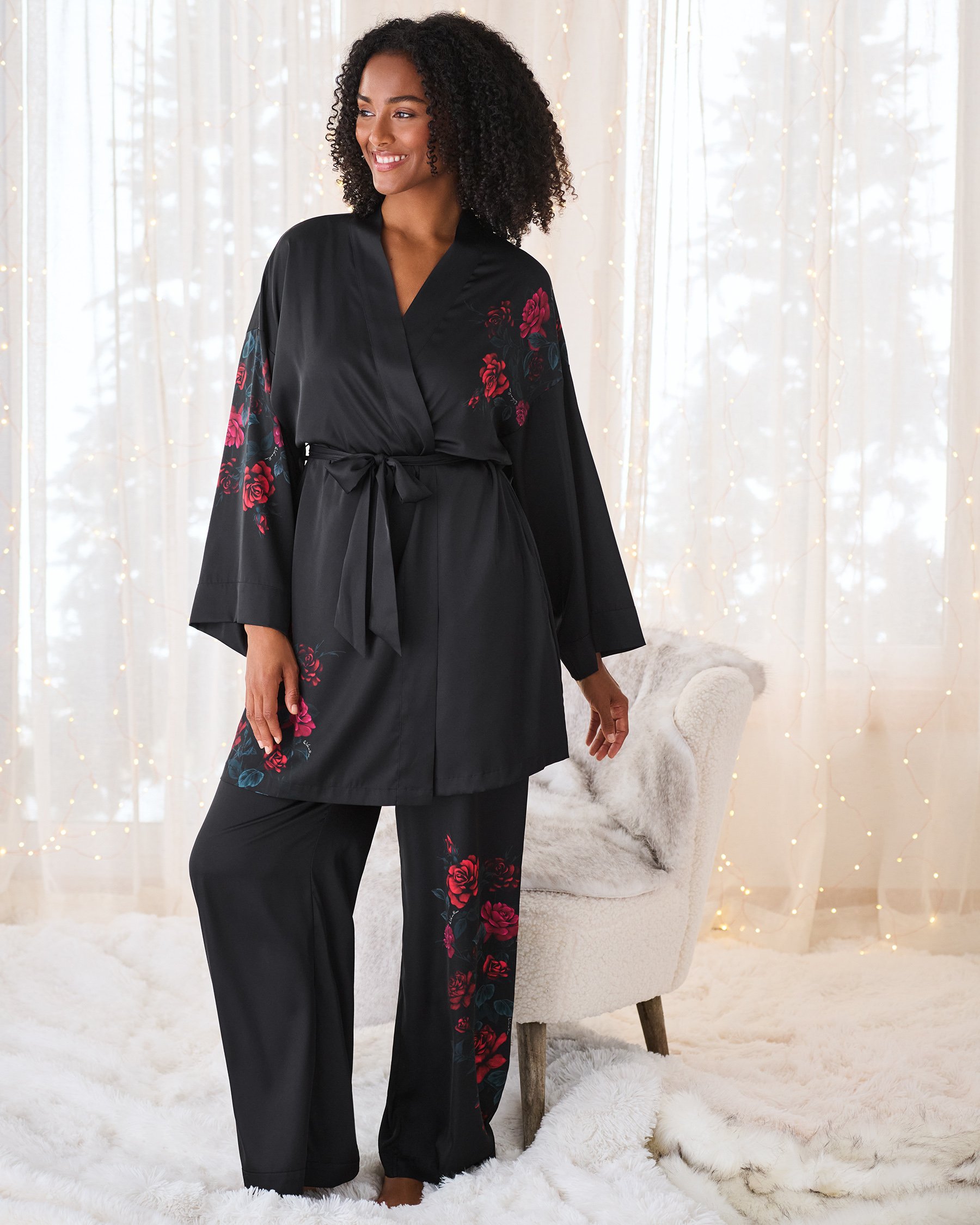 LA VIE EN ROSE Red Rose Print Satin Kimono Black/Red Roses 60600106 - View1