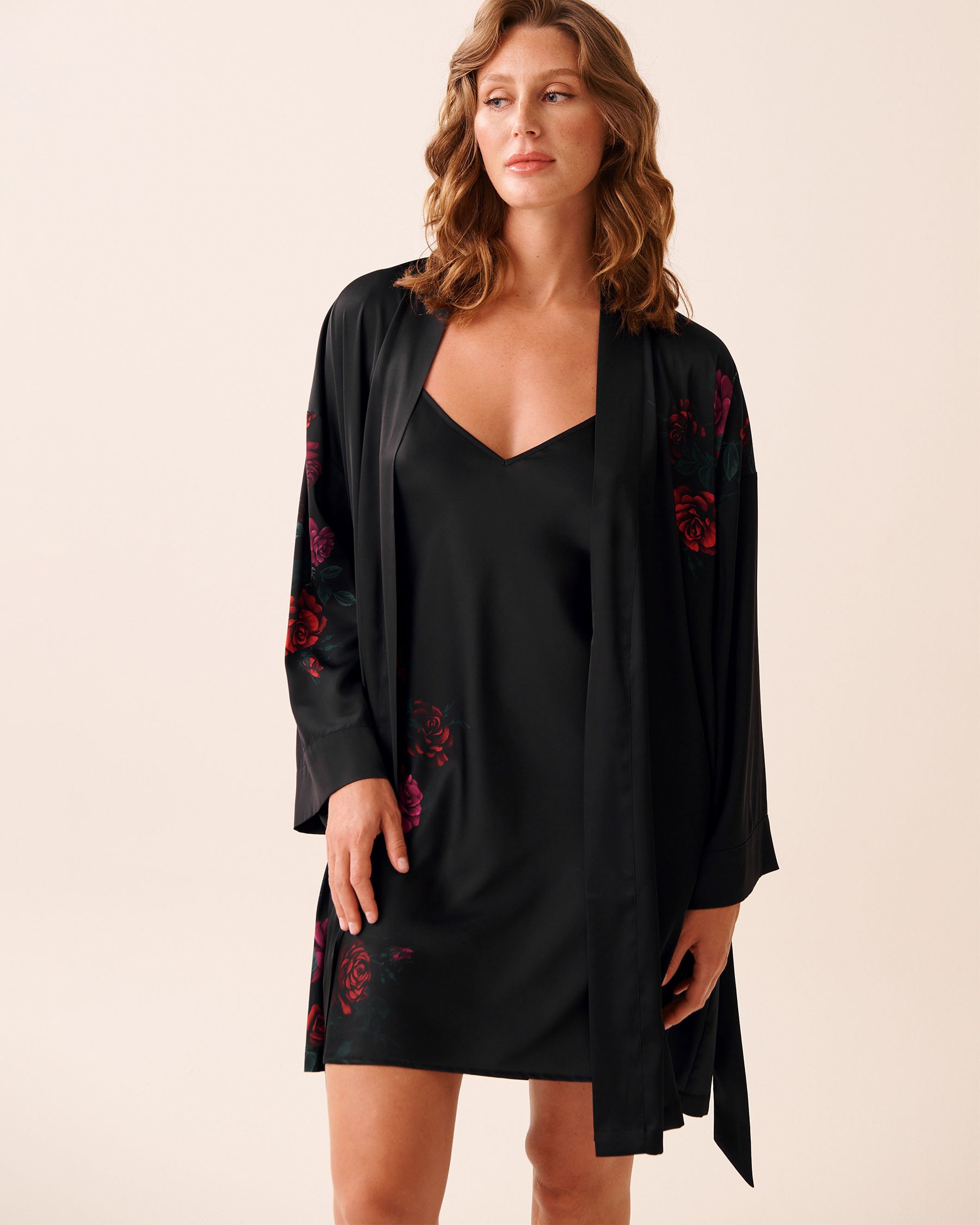 LA VIE EN ROSE Red Rose Print Satin Kimono Black/Red Roses 60600106 - View5