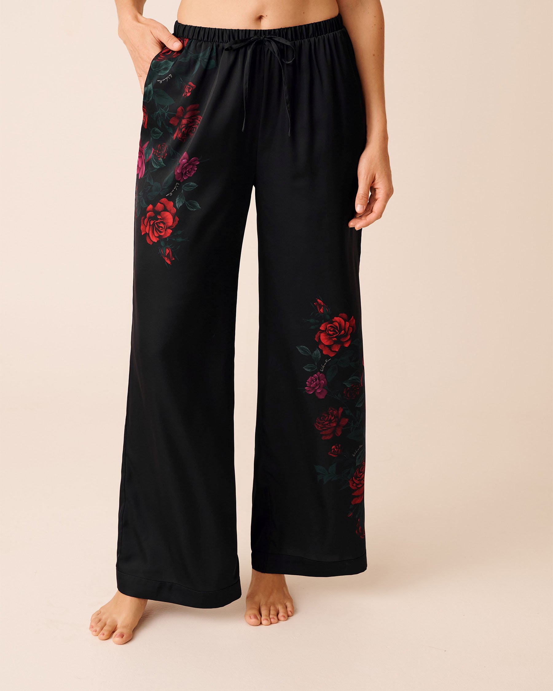 LA VIE EN ROSE Red Rose Print Satin Pants Black/Red Roses 60200155 - View3