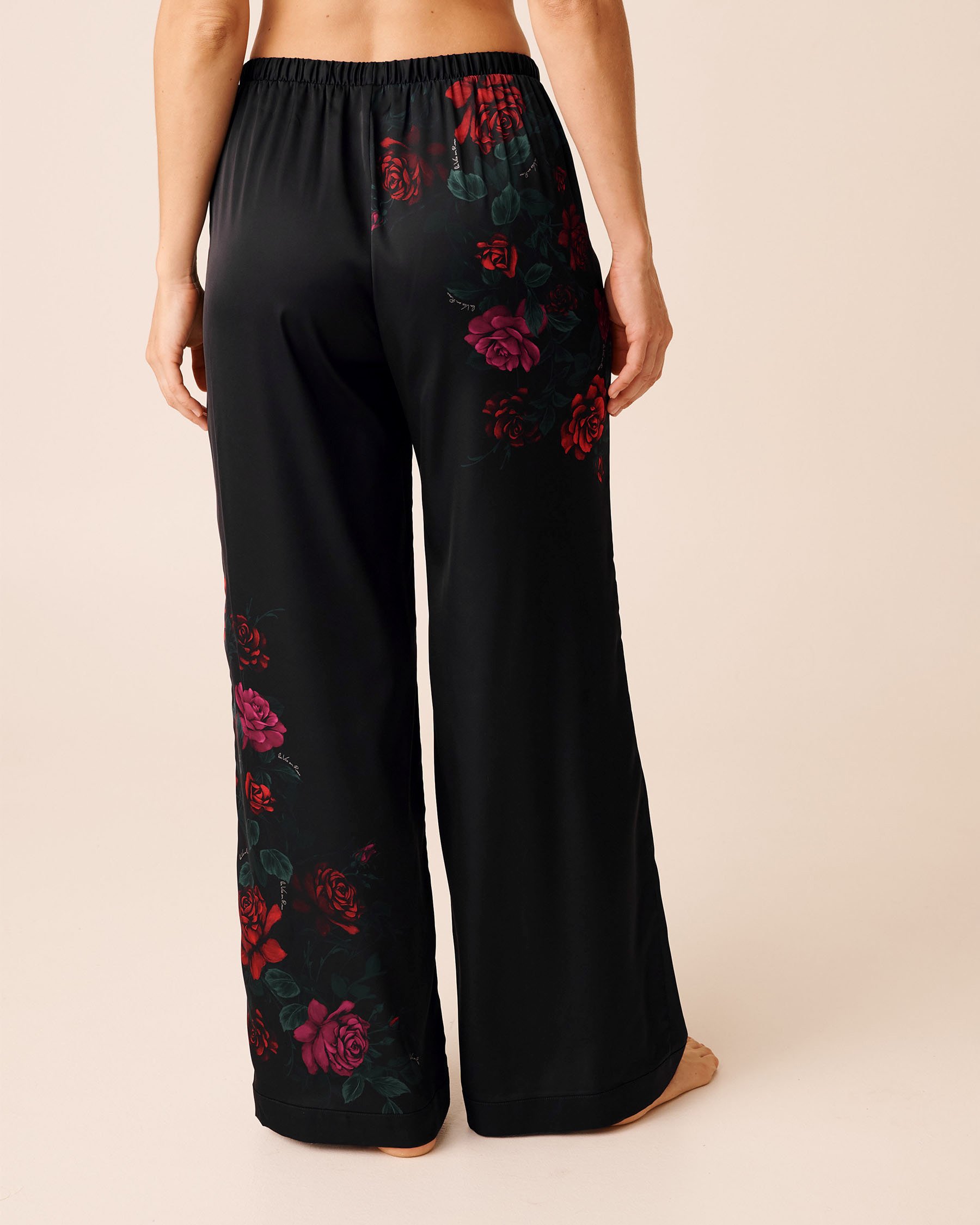 LA VIE EN ROSE Red Rose Print Satin Pants Black/Red Roses 60200155 - View4
