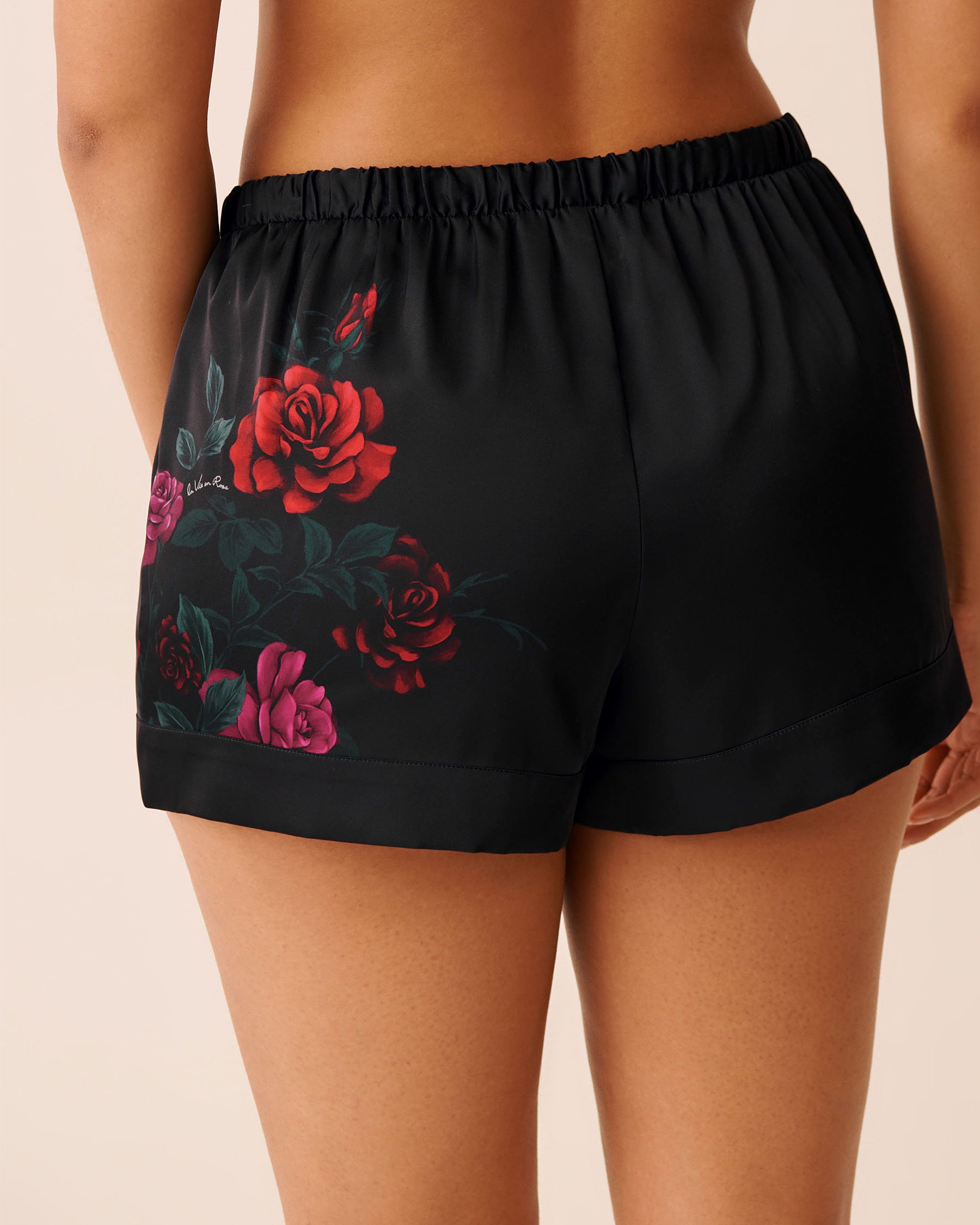 LA VIE EN ROSE Red Rose Print Satin Shorts Black/Red Roses 60200154 - View2