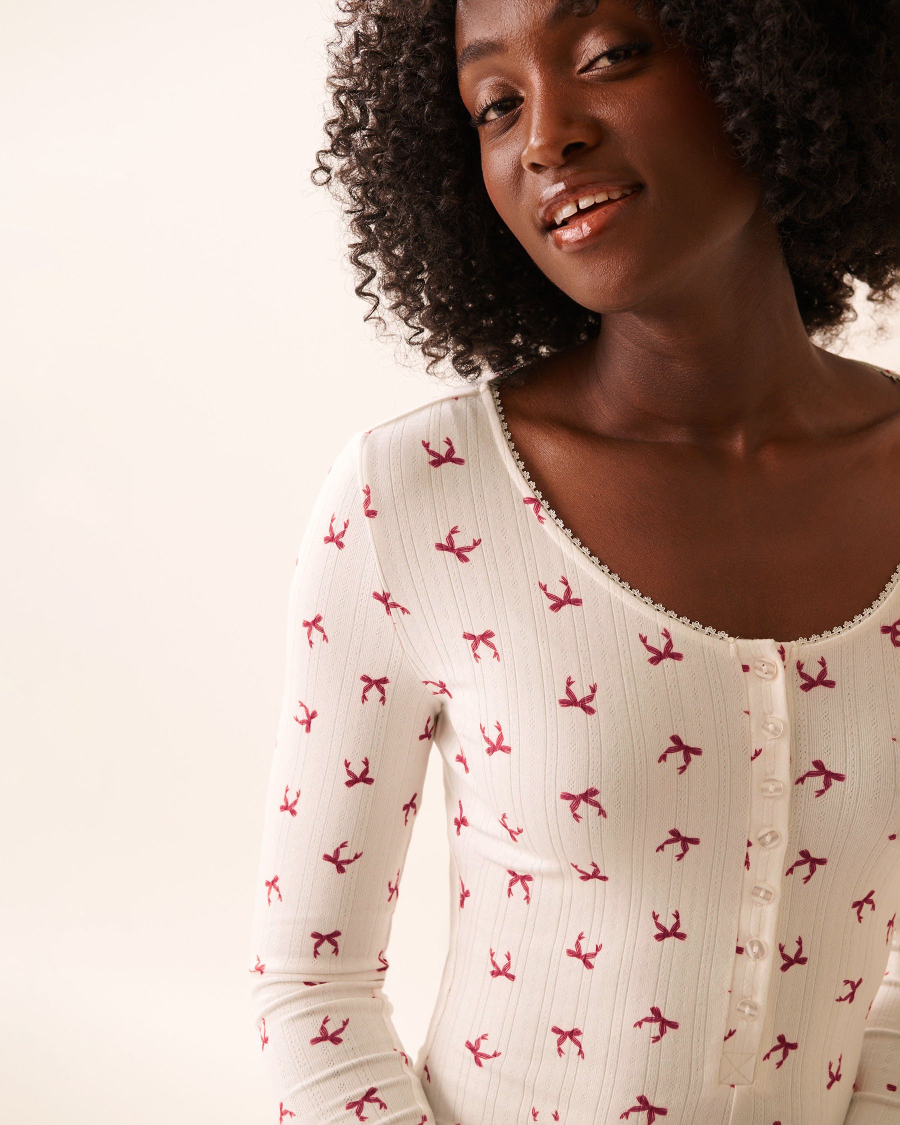 LA VIE EN ROSE Red Bow Print Pointelle Long Sleeve Romper White/Red Bows 40300061 - View3