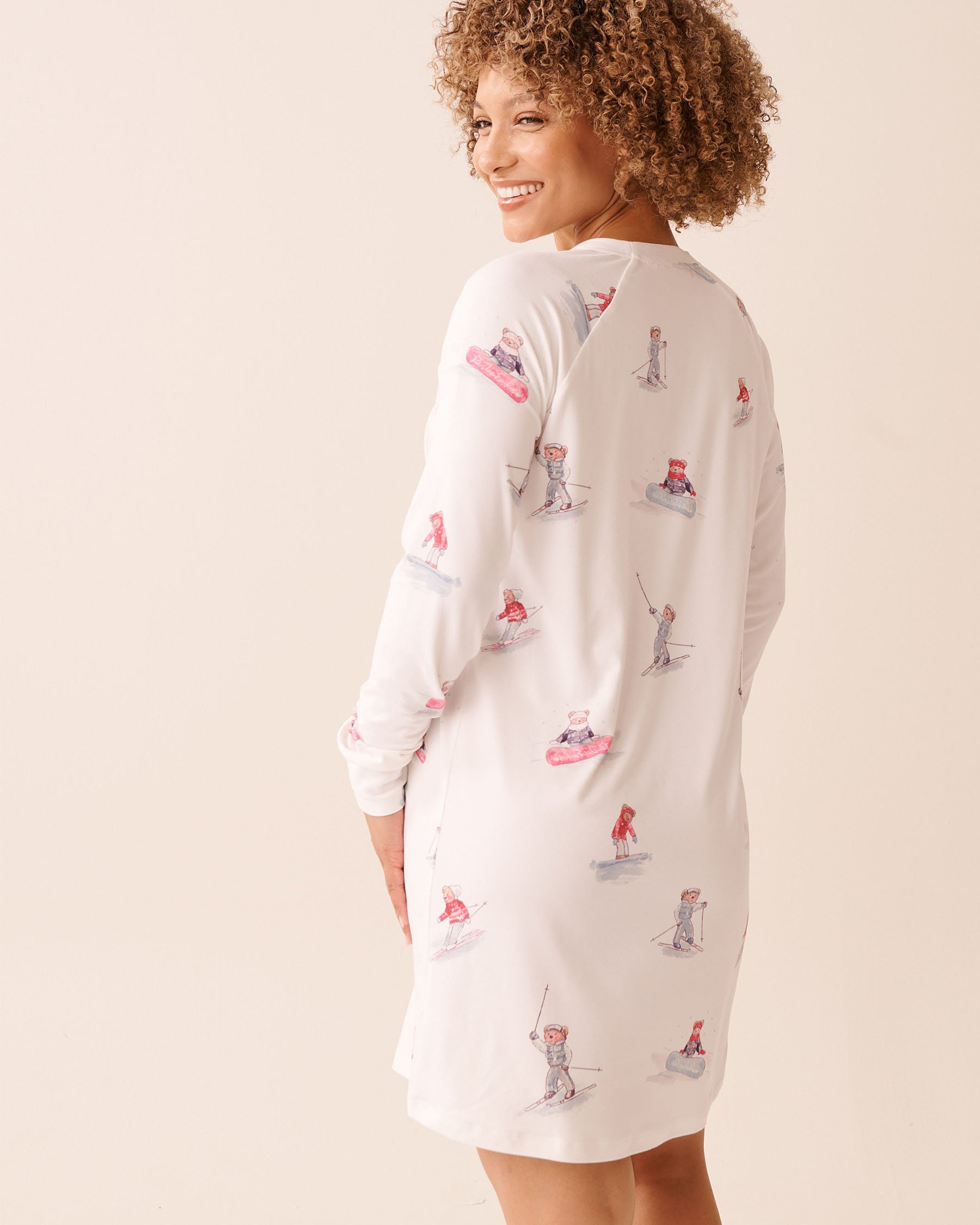 LA VIE EN ROSE Après-Ski Print Super Soft Sleepshirt White/Skiing Bears 40500467 - View2